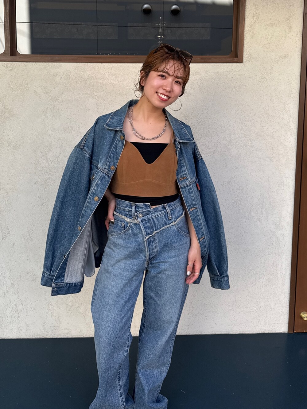 ブルー系のデニムパンツ、ベージュ系のスリッポン、ブラウン系のキャミソールを着用したレディースの夏コーディネートの8枚目の写真