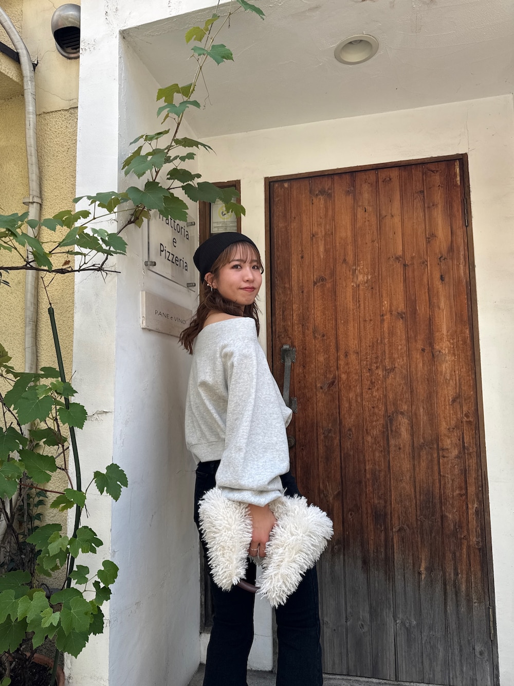 ブラック系のデニムパンツ、グレー系のスウェット、ホワイト系のハンドバッグを着用したレディースの夏コーディネートの9枚目の写真