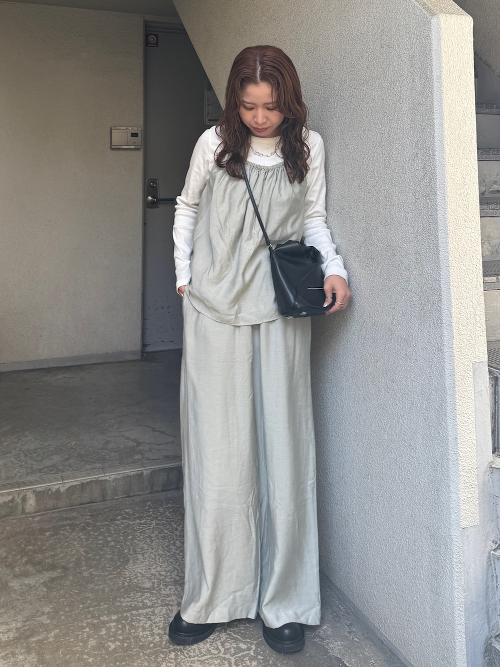 ブルー系のデニムジャケット、ホワイト系のTシャツ/カットソー、グリーン系のキャミソールを着用したレディースの冬コーディネートの5枚目の写真