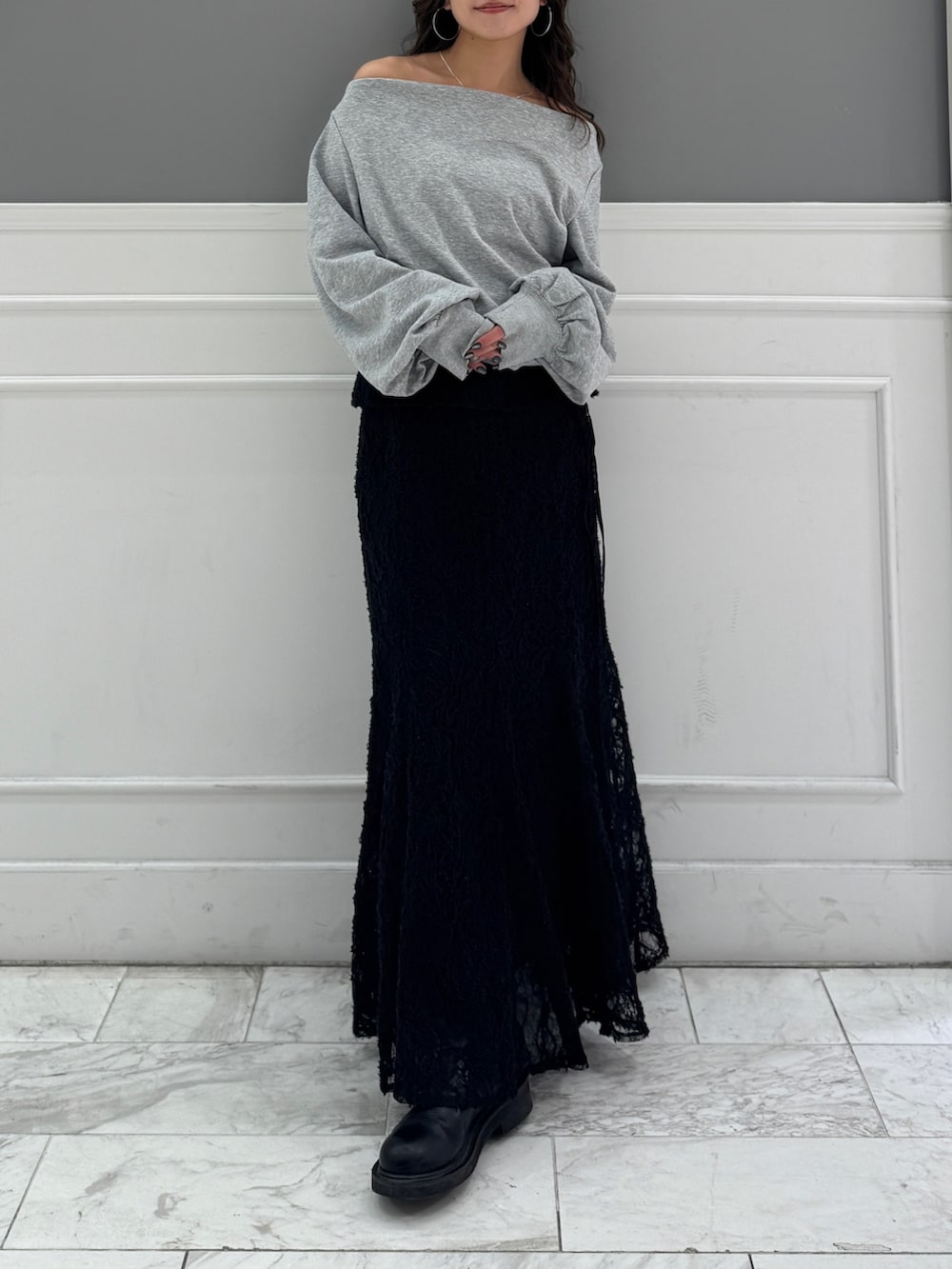 グレー系のTシャツ/カットソー、ブラック系のスカートを着用したレディースの冬コーディネートの6枚目の写真