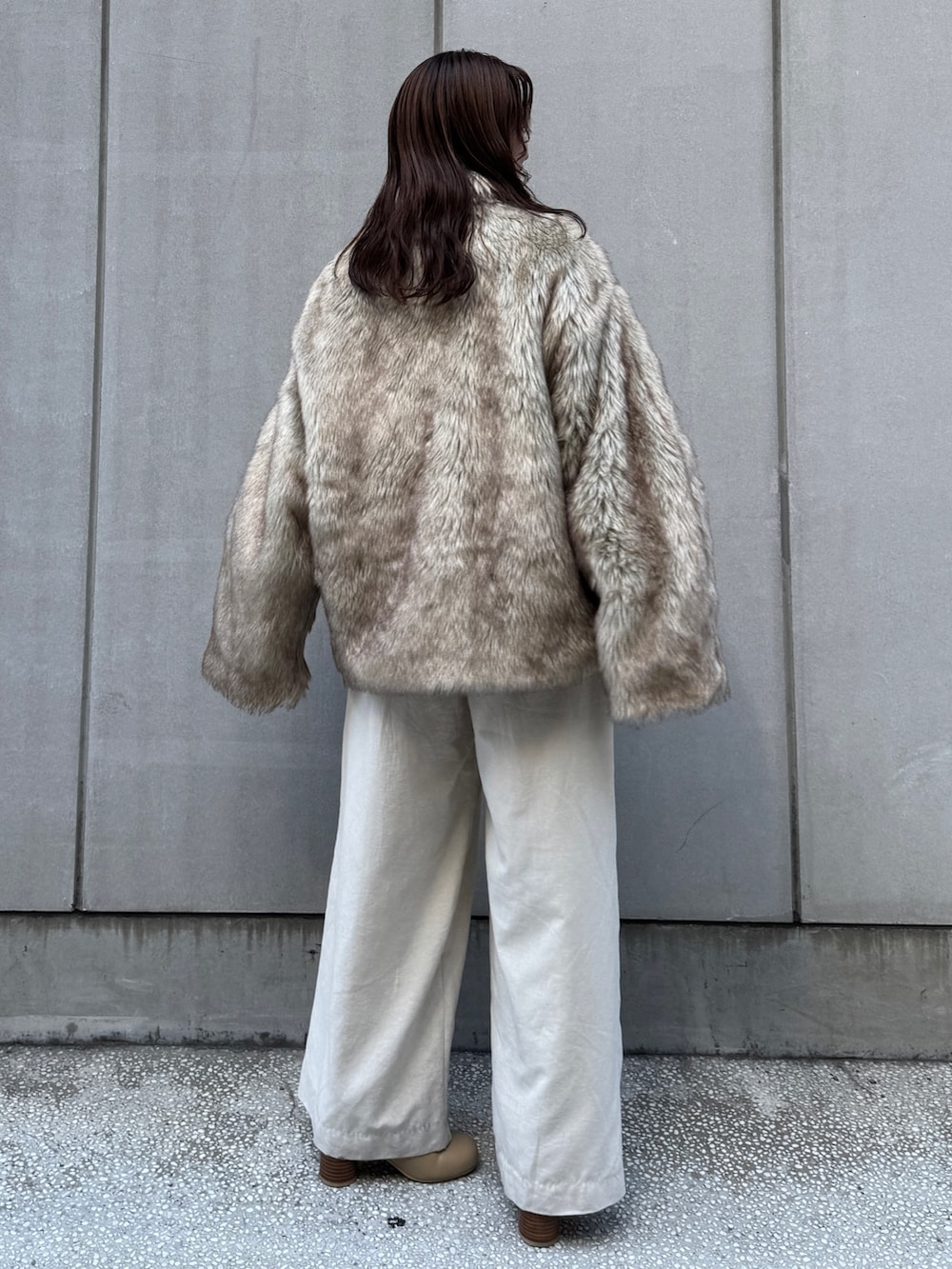 ベージュ系のダウンジャケット/コート、ホワイト系のその他パンツを着用したレディースの秋コーディネートの4枚目の写真