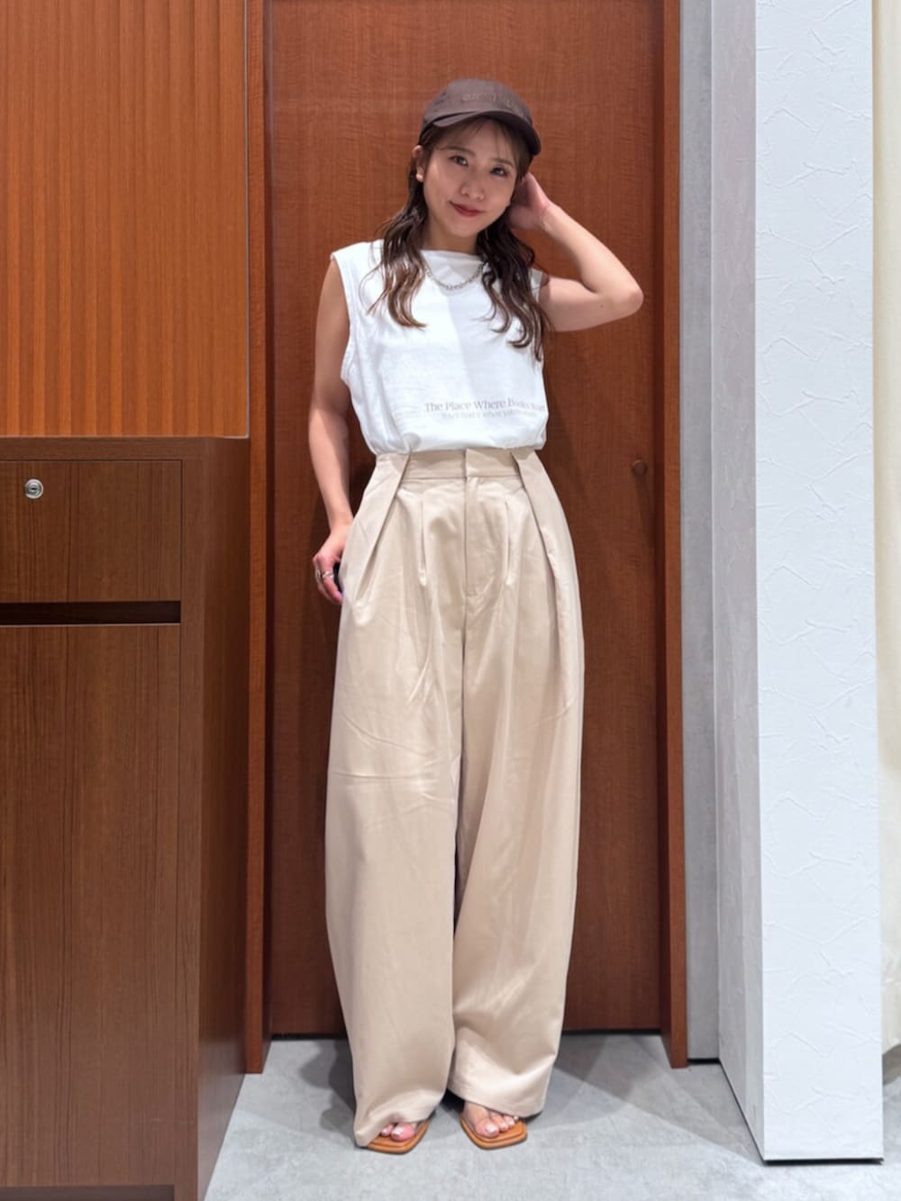 その他のサンダル、ホワイト系のタンクトップ、ベージュ系のその他パンツを着用したレディースの夏コーディネートの6枚目の写真