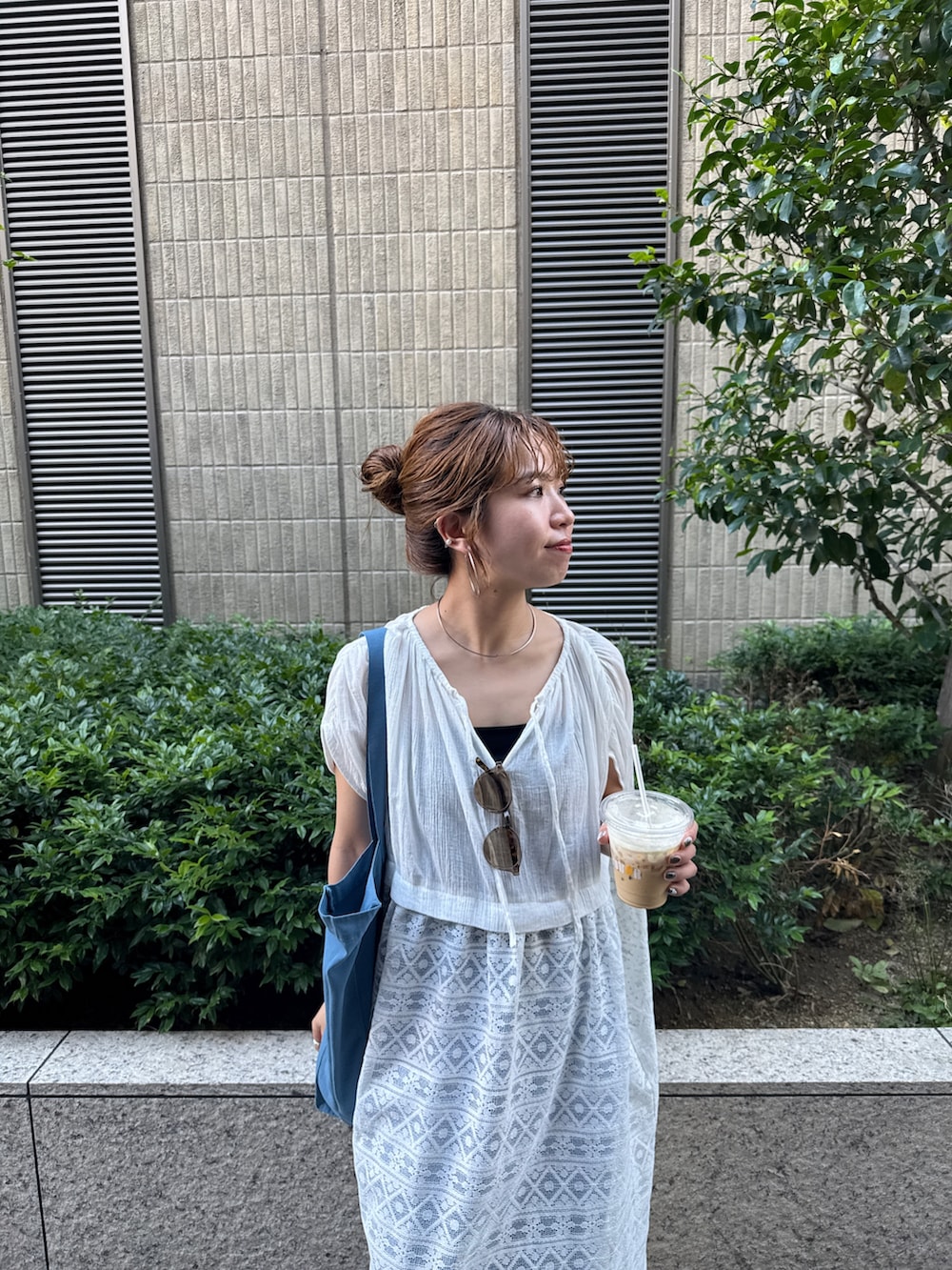 ホワイト系のワンピース、ブルー系のトートバッグを着用したレディースの夏コーディネートの8枚目の写真