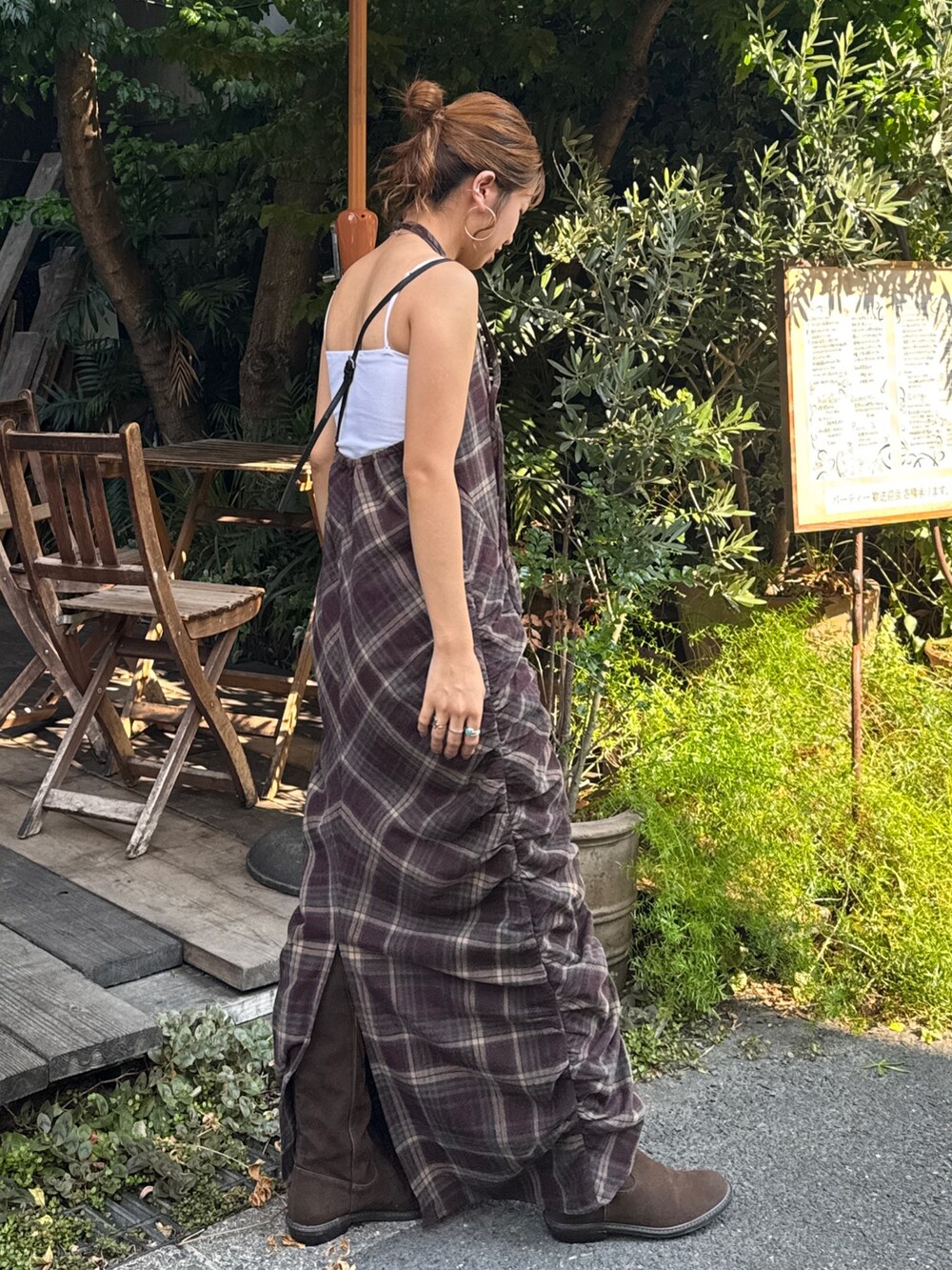 レッド系のワンピース、ブラウン系のブーツを着用したレディースの秋コーディネートの3枚目の写真