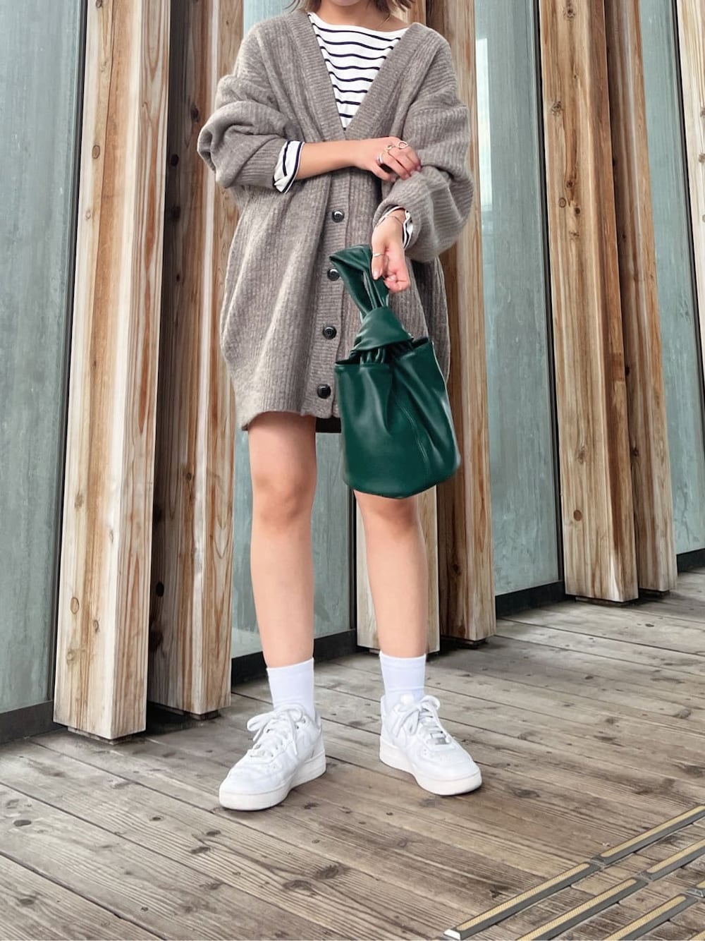 ベージュ系のステンカラーコート、ベージュ系のステンカラーコート、ブルー系のTシャツ/カットソーを着用したレディースの秋コーディネートの2枚目の写真