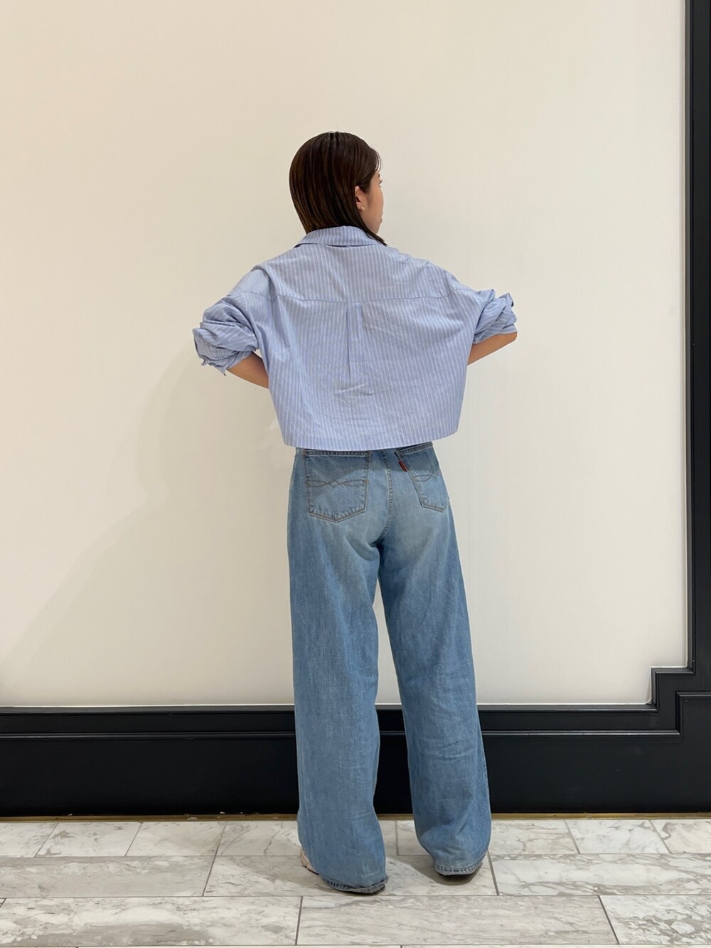 ブルー系のデニムパンツ、その他のシャツ/ブラウスを着用したレディースの春コーディネートの6枚目の写真