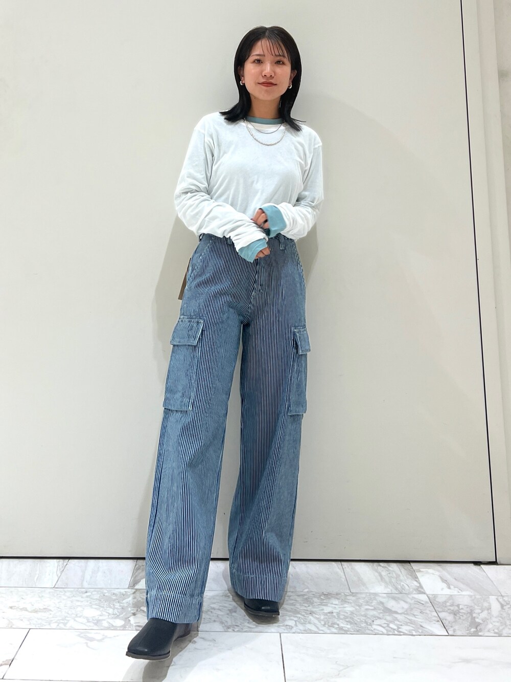 ホワイト系のTシャツ/カットソー、ブルー系のTシャツ/カットソー、ブラック系のブーツを着用したレディースの夏コーディネートの4枚目の写真