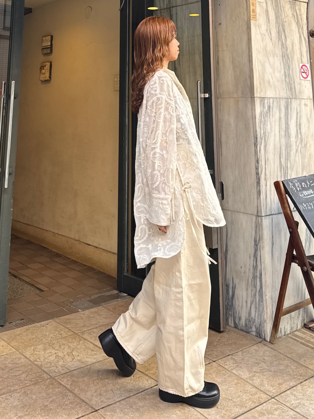 ホワイト系のシャツ/ブラウス、ホワイト系のデニムパンツを着用したレディースの春コーディネートの2枚目の写真