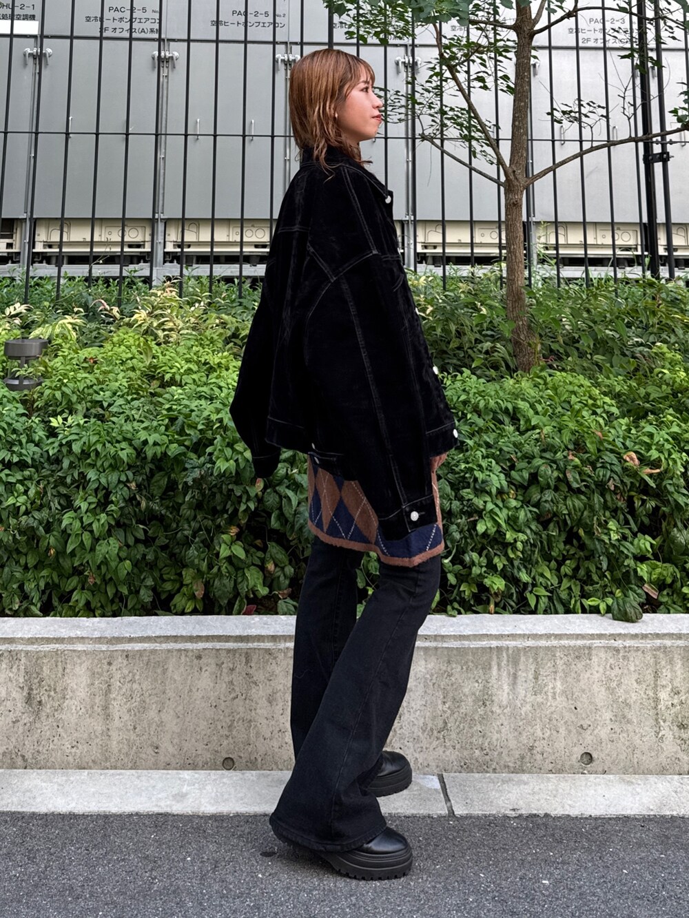 ブラウン系のニット/セーター、ブラック系のデニムジャケット、ブラック系のデニムパンツを着用したレディースの夏コーディネートの4枚目の写真