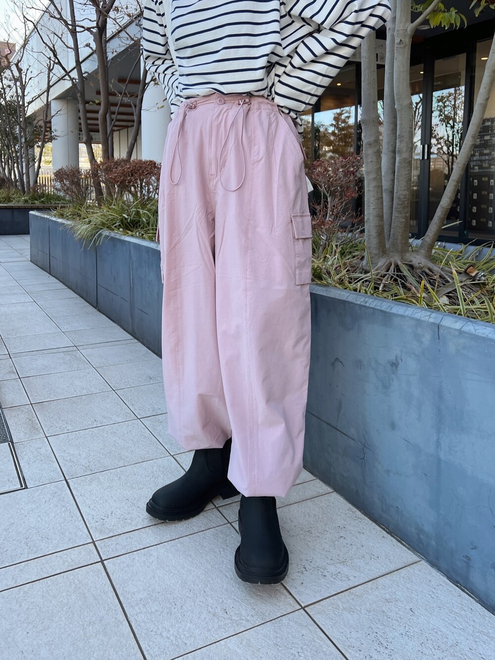 ピンク系のカーゴパンツ、ホワイト系のエコバッグ/サブバッグ、ブルー系のTシャツ/カットソーを着用したレディースの冬コーディネートの9枚目の写真