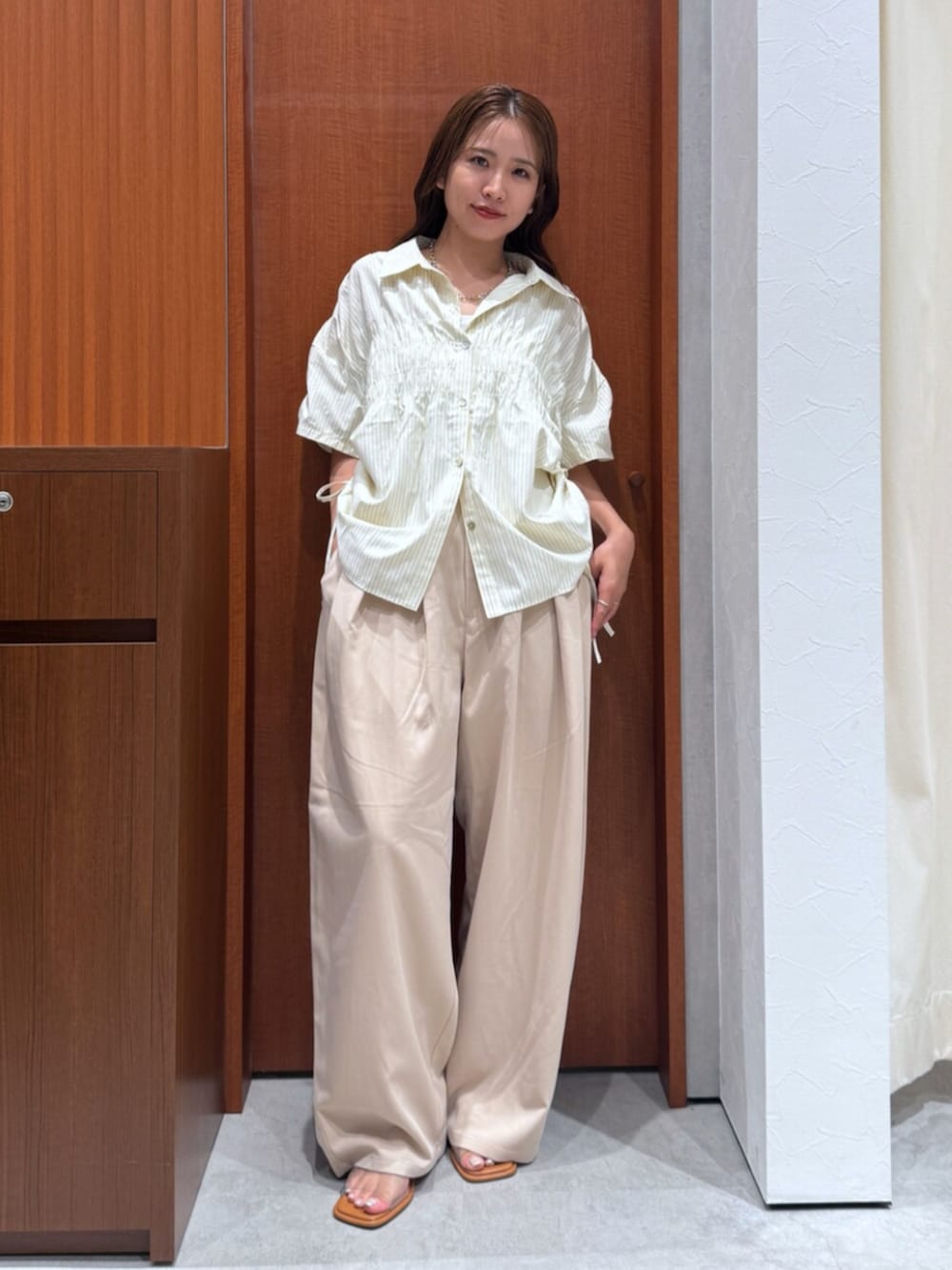 イエロー系のシャツ/ブラウス、その他のサンダル、ベージュ系のその他パンツを着用したレディースの夏コーディネートの6枚目の写真