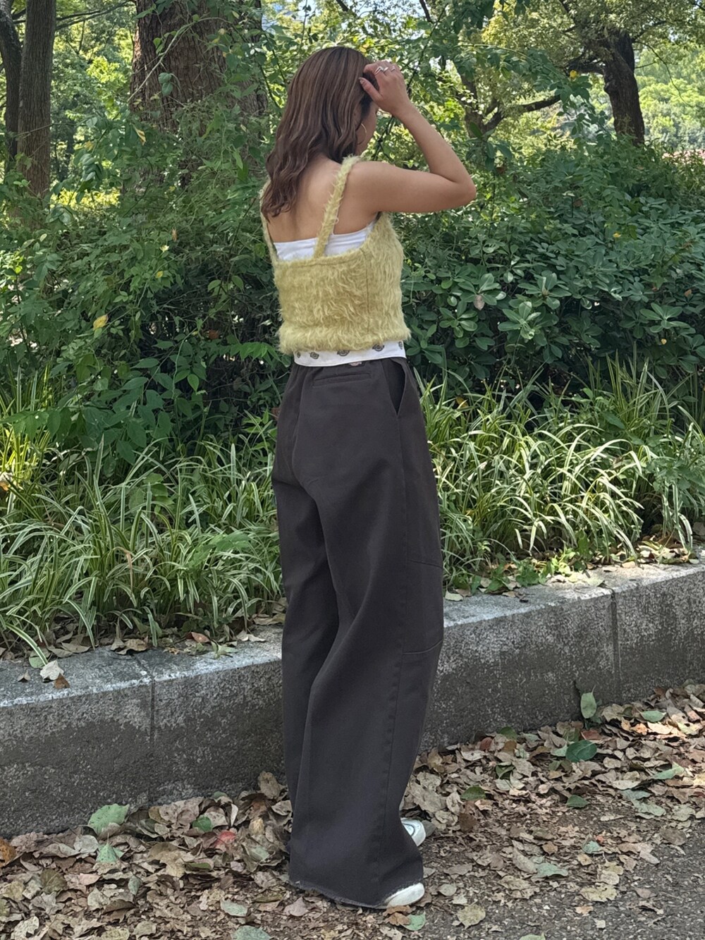 イエロー系のカーディガン/ボレロ、ブラウン系のその他パンツを着用したレディースの秋コーディネートの4枚目の写真