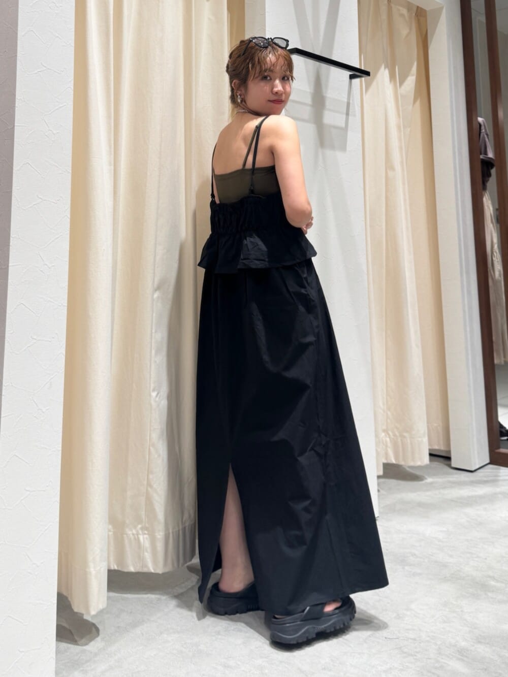 ブラック系のワンピース、グレー系のサングラスを着用したレディースの春コーディネートの3枚目の写真