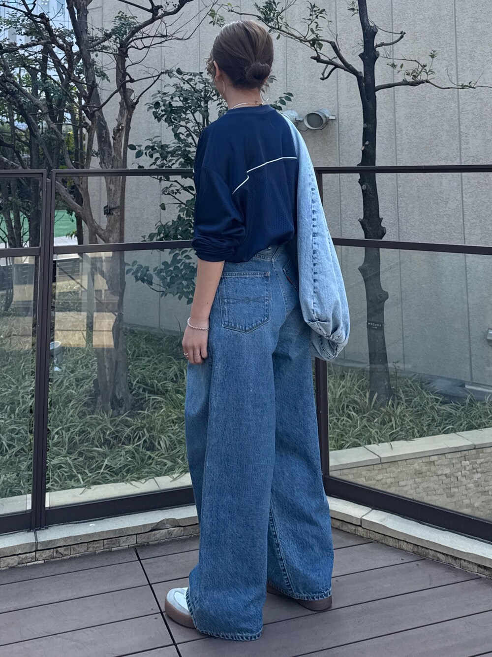 ブルー系のデニムパンツ、ブルー系のTシャツ/カットソーを着用したレディースの冬コーディネートの4枚目の写真