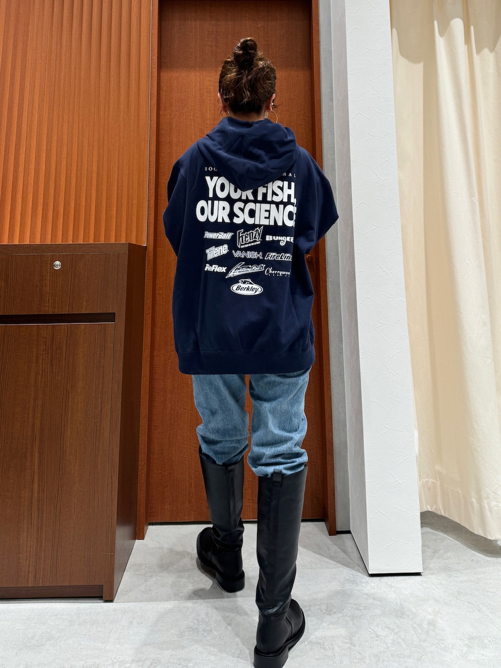 ブルー系のパーカー、ブルー系のデニムジャケット、ブルー系のデニムパンツを着用したレディースの秋コーディネートの6枚目の写真