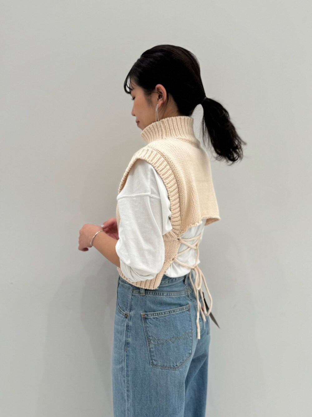 ホワイト系のワンピース、ホワイト系のTシャツ/カットソー、グレー系のハンドバッグを着用したレディースの冬コーディネートの9枚目の写真