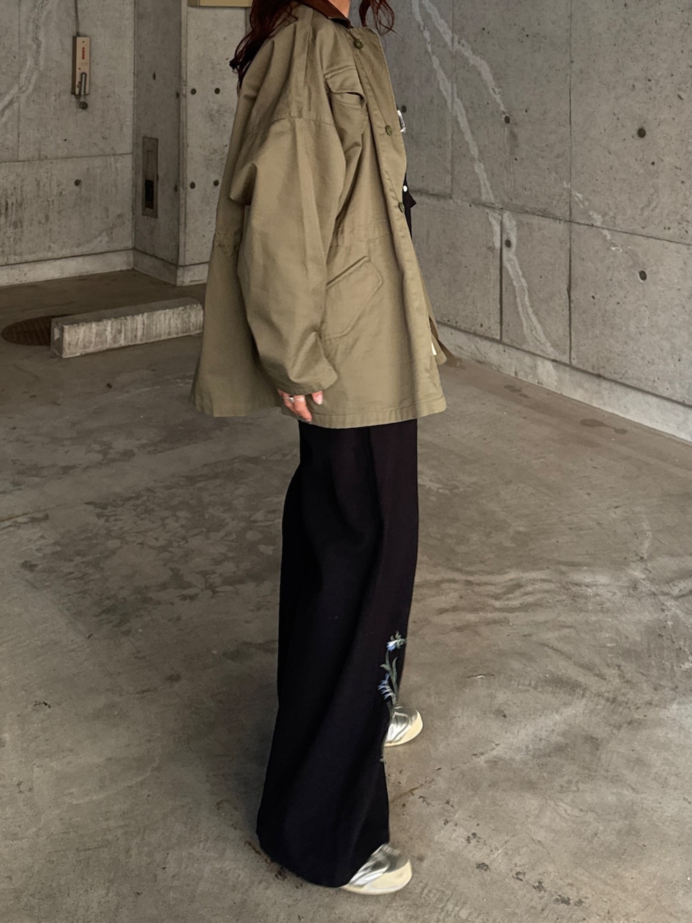 ベージュ系のブルゾン、ブラック系のシャツ/ブラウス、ブラック系のその他パンツを着用したレディースの冬コーディネートの2枚目の写真