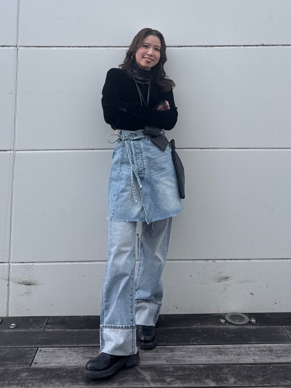 ブラック系のTシャツ/カットソー、ブルー系のスカート、ブルー系のデニムパンツを着用したレディースの冬コーディネートの7枚目の写真