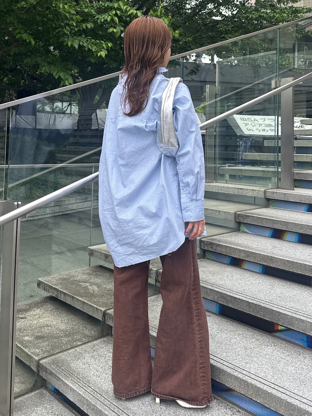 ブラウン系のデニムパンツ、ブルー系のシャツ/ブラウスを着用したレディースの春コーディネートの5枚目の写真