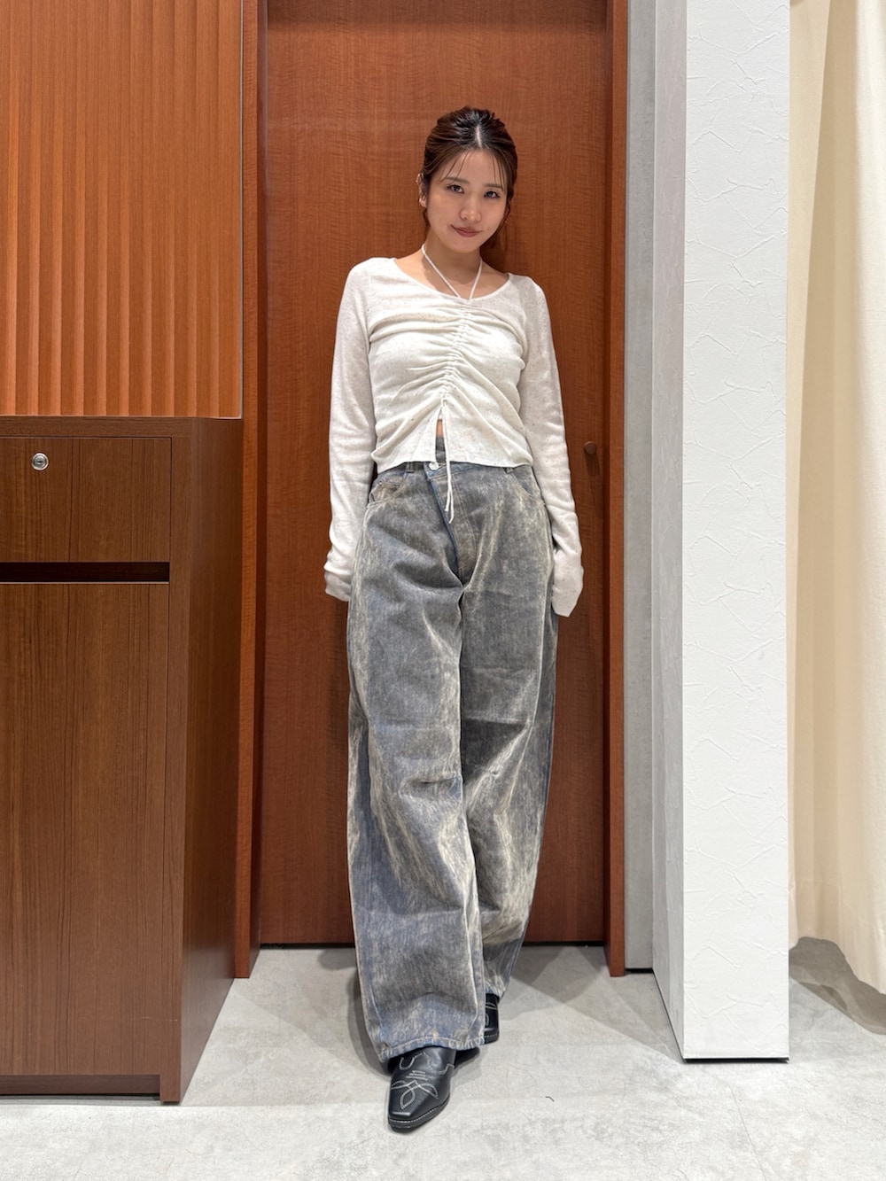 ベージュ系のデニムジャケット、ベージュ系のデニムパンツ、ホワイト系のニット/セーターを着用したレディースの秋コーディネートの6枚目の写真