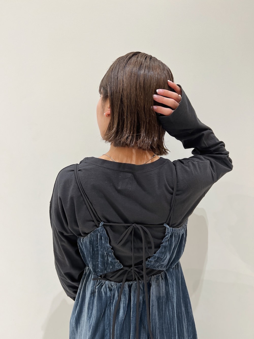 ブルー系のワンピース、ブラック系のTシャツ/カットソー、ブラック系のブーツを着用したレディースの冬コーディネートの9枚目の写真