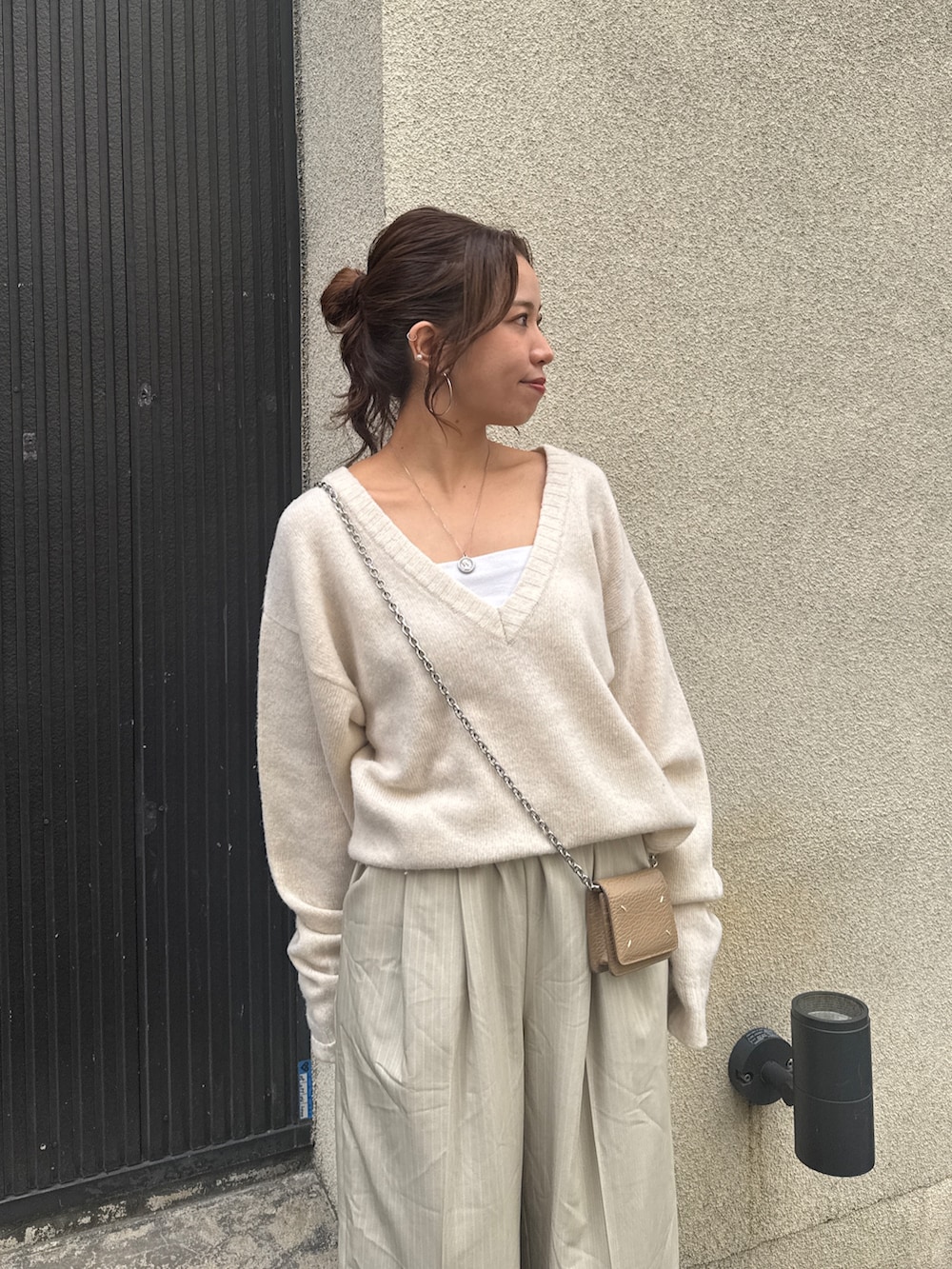 ホワイト系のニット/セーター、ベージュ系のその他パンツを着用したレディースの冬コーディネートの7枚目の写真