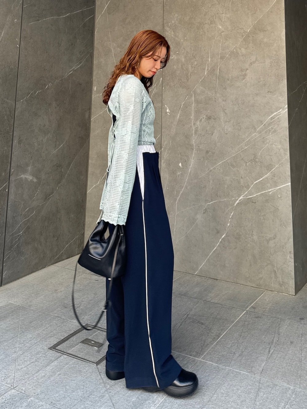 ブルー系のニット/セーター、ブルー系のその他パンツを着用したレディースの春コーディネートの8枚目の写真