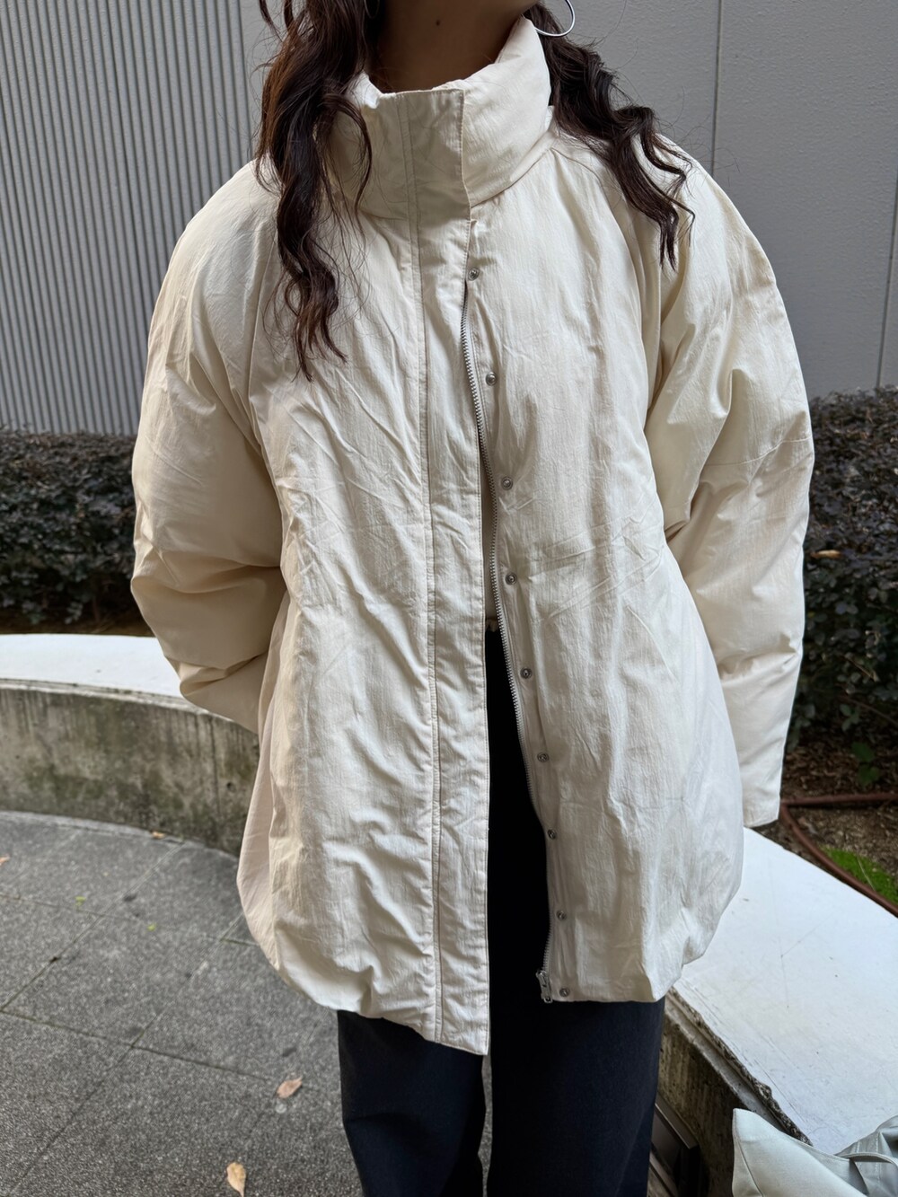 ホワイト系のニット/セーター、グレー系のその他パンツ、ホワイト系のブルゾンを着用したレディースの冬コーディネートの8枚目の写真