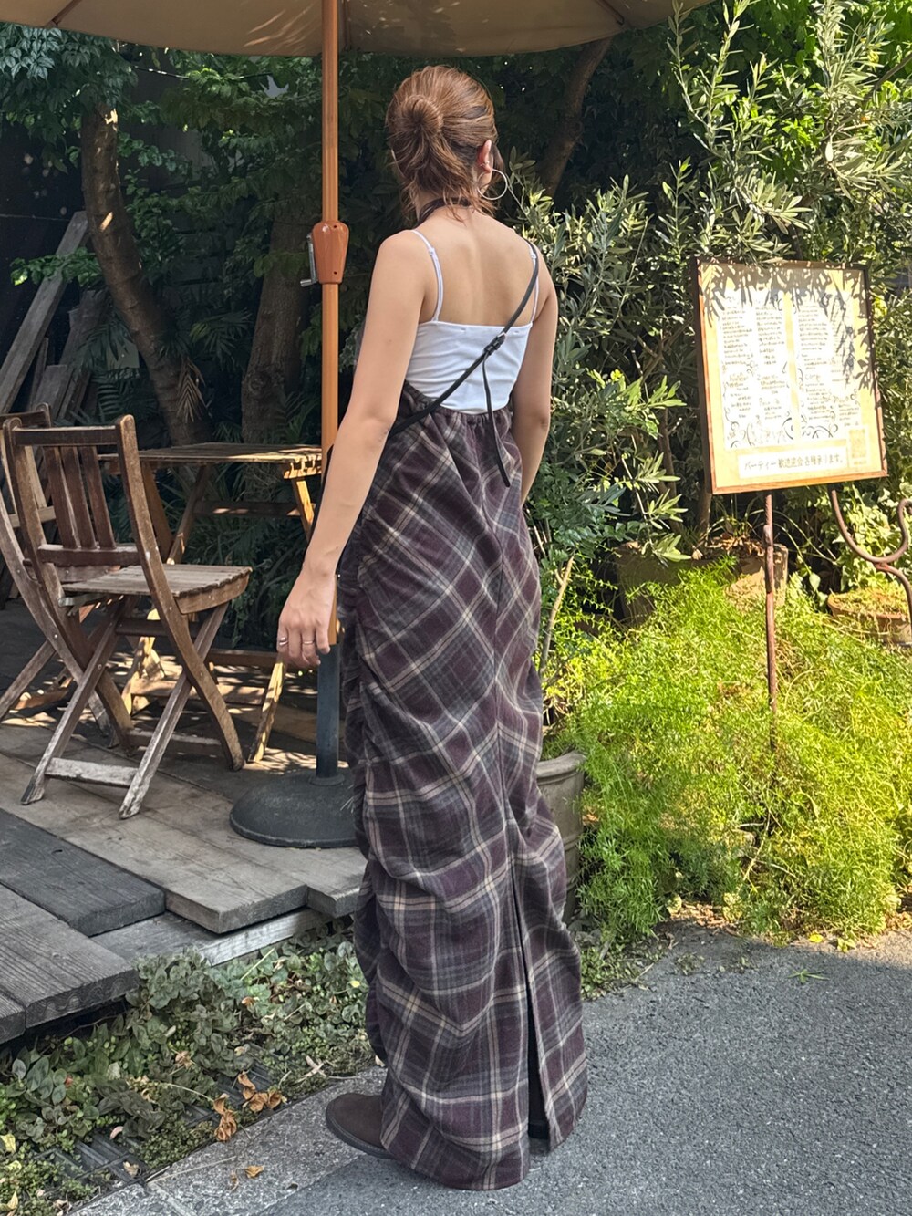 レッド系のワンピース、ブラウン系のブーツを着用したレディースの秋コーディネートの4枚目の写真