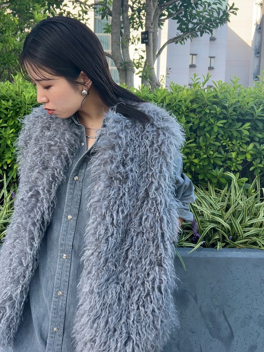 グレー系のベスト、ブラック系のシャツ/ブラウスを着用したレディースの秋コーディネートの4枚目の写真