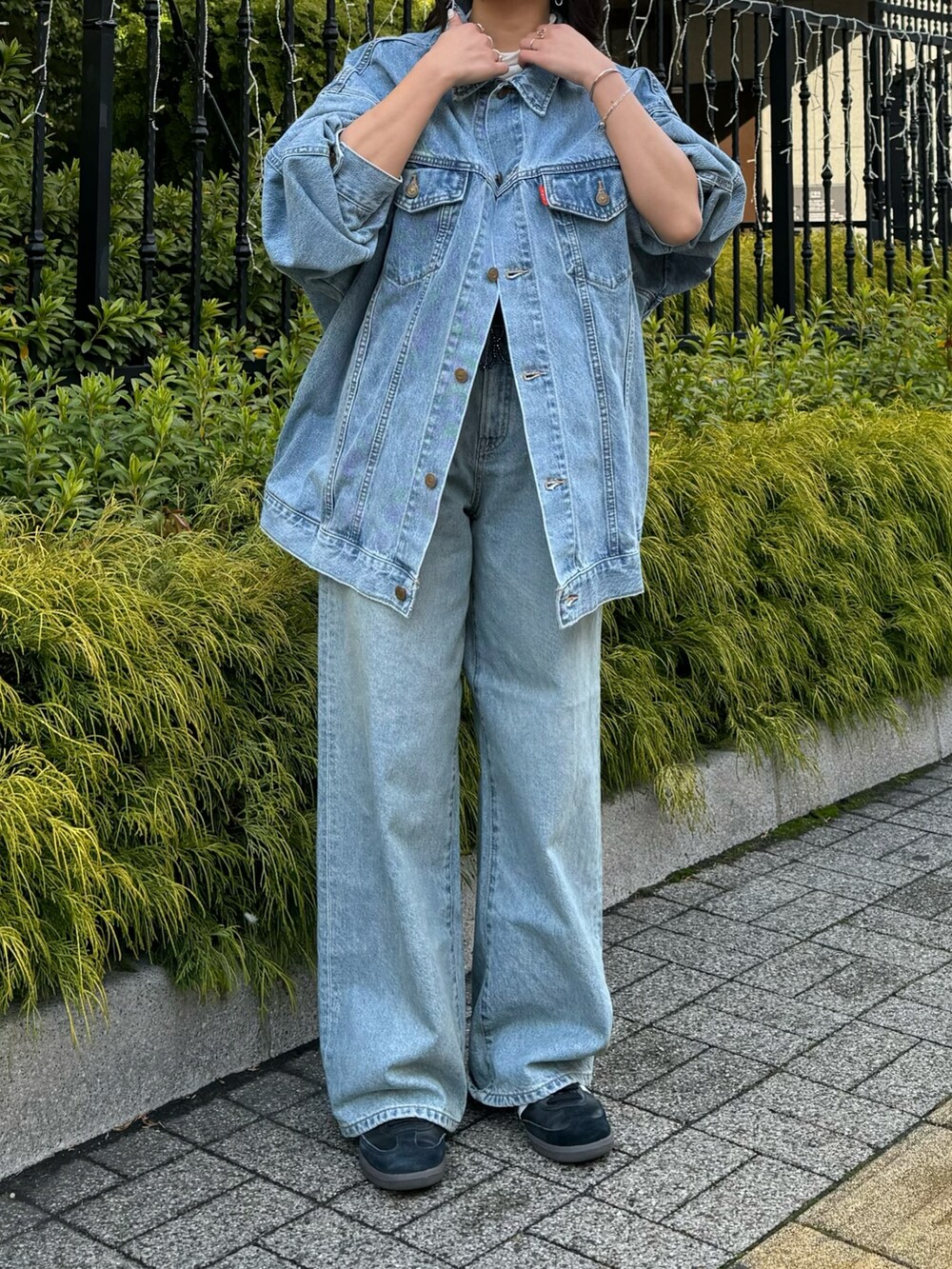 ブルー系のデニムパンツ、ブラック系のベスト、ホワイト系のTシャツ/カットソーを着用したレディースの冬コーディネートの4枚目の写真