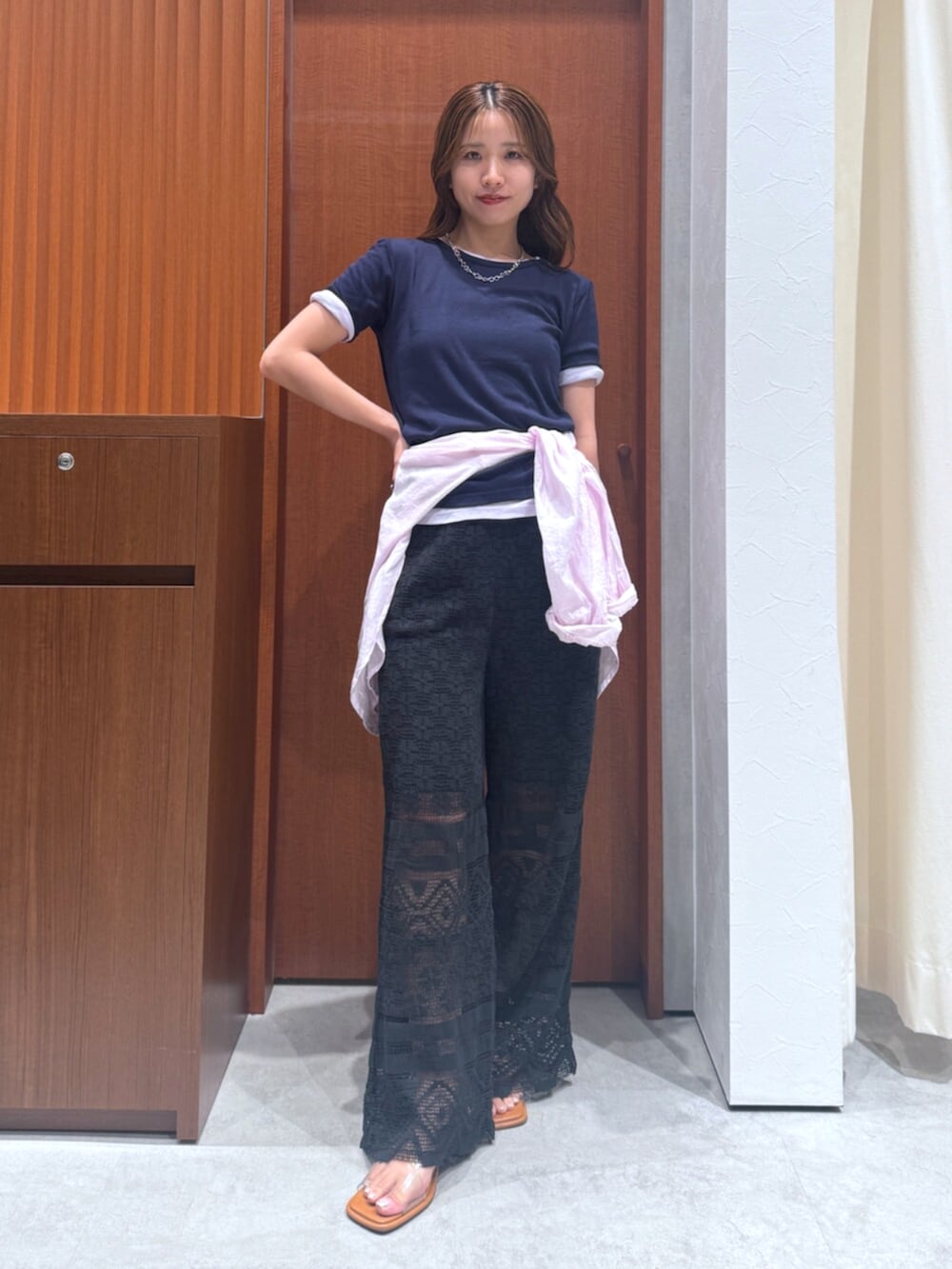 ブラック系のその他パンツ、その他のサンダル、ブルー系のTシャツ/カットソーを着用したレディースの夏コーディネートの5枚目の写真