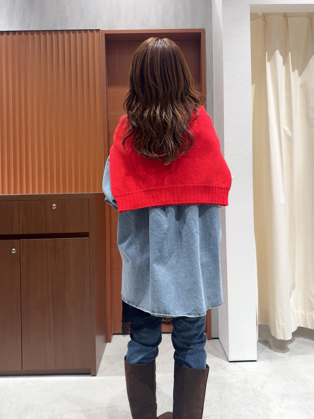 ブルー系のシャツ/ブラウス、レッド系のニット/セーター、ブラック系のキャミソールを着用したレディースの冬コーディネートの8枚目の写真