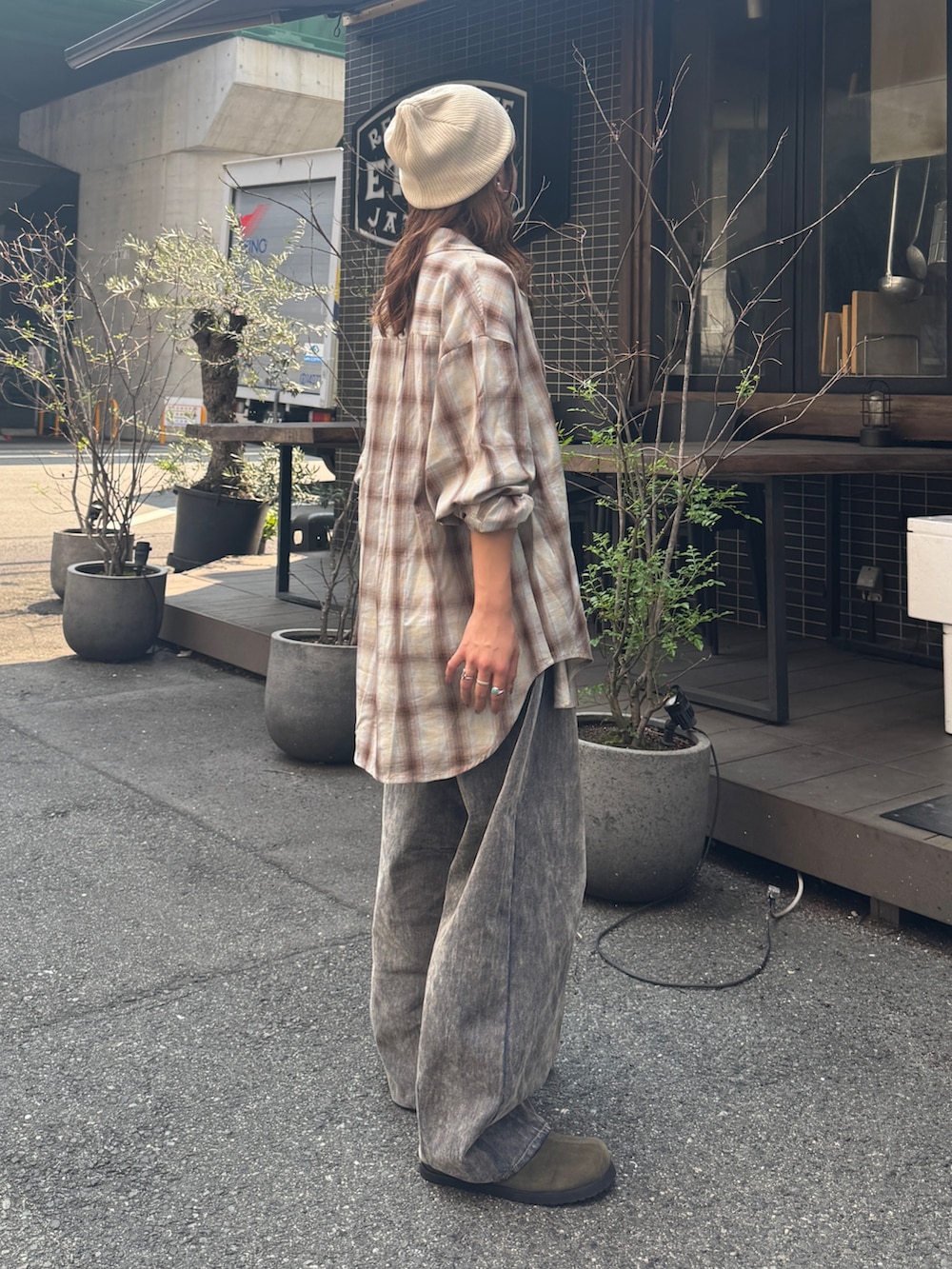 ベージュ系のデニムパンツ、ブラウン系のシャツ/ブラウス、ベージュ系のスリッポンを着用したレディースの夏コーディネートの4枚目の写真