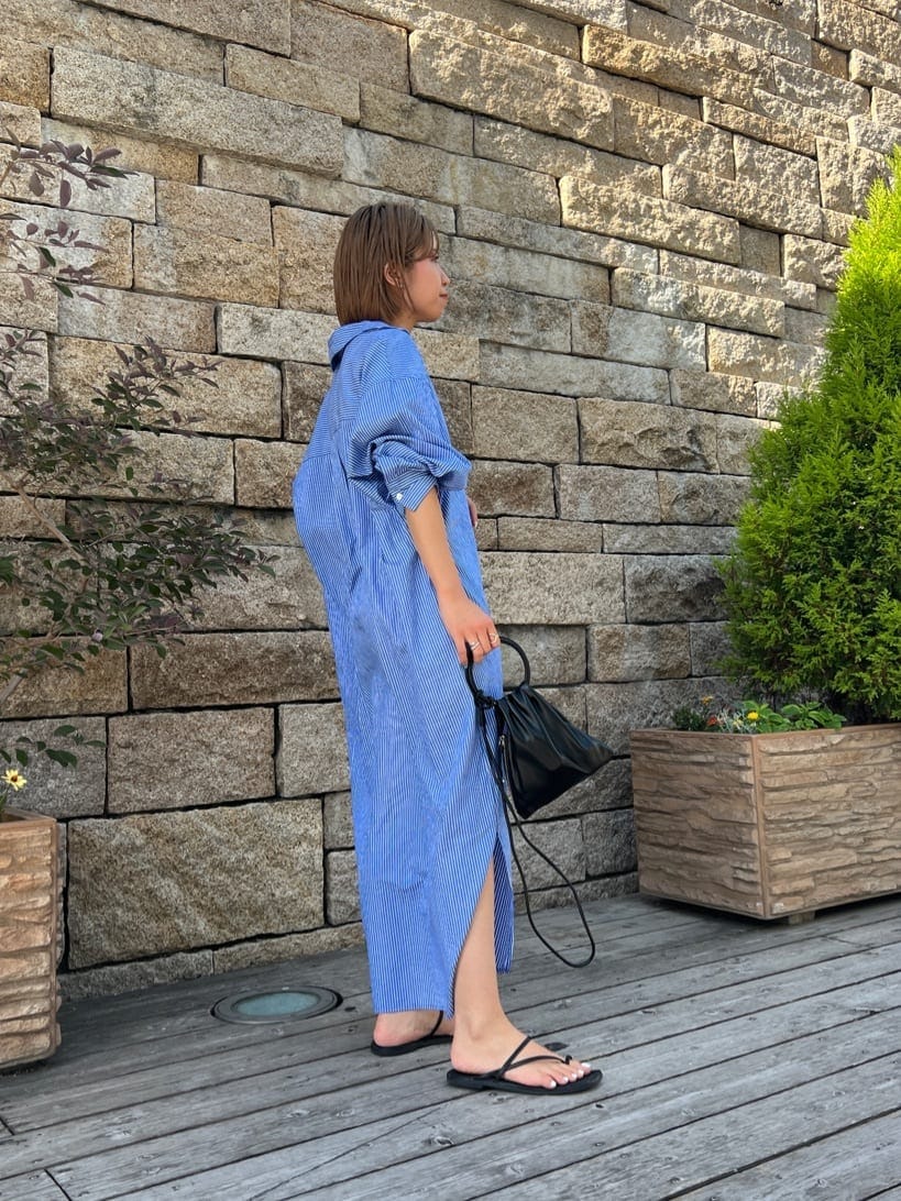 「おうち時間、サテンパンツ、トレンド、エコバッグ、ワンピース、春、綺麗めコーデ、スカート、夏、Ungrid、サンダル、シャツワンピ、大人コーデ」｜「Ungridのアシメフラットサンダル（サンダル、ブラック系）」を使った、瀬川百花さん（レディース・156cm）の夏コーディネートの2枚目の写真