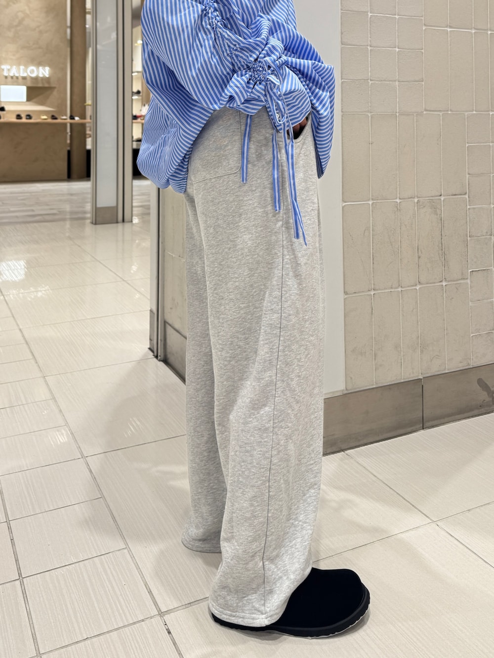 グレー系のスウェットパンツ、その他のシャツ/ブラウス、ブラック系のスリッポンを着用したレディースの秋コーディネートの7枚目の写真