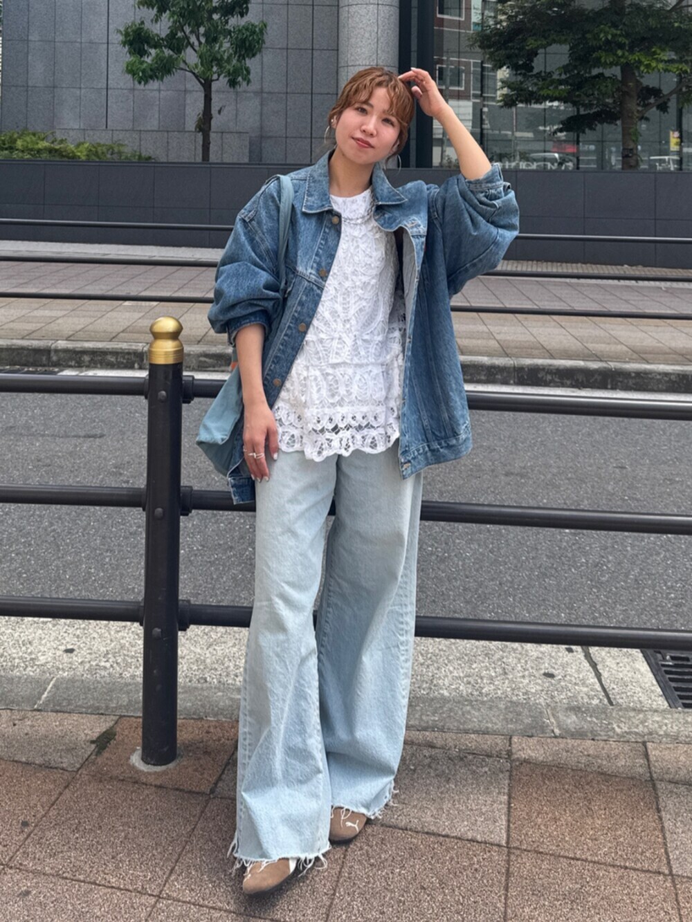 ホワイト系のシャツ/ブラウス、ブルー系のデニムパンツ、ブルー系のトートバッグを着用したレディースの夏コーディネートの5枚目の写真