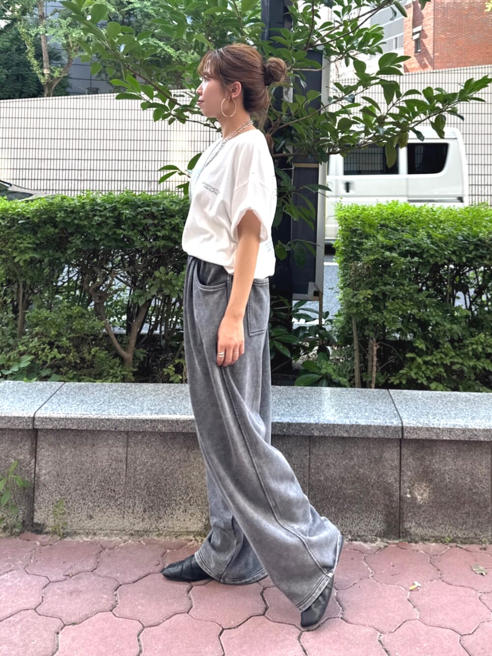 グレー系のスウェットパンツ、ホワイト系のTシャツ/カットソーを着用したレディースの夏コーディネートの3枚目の写真