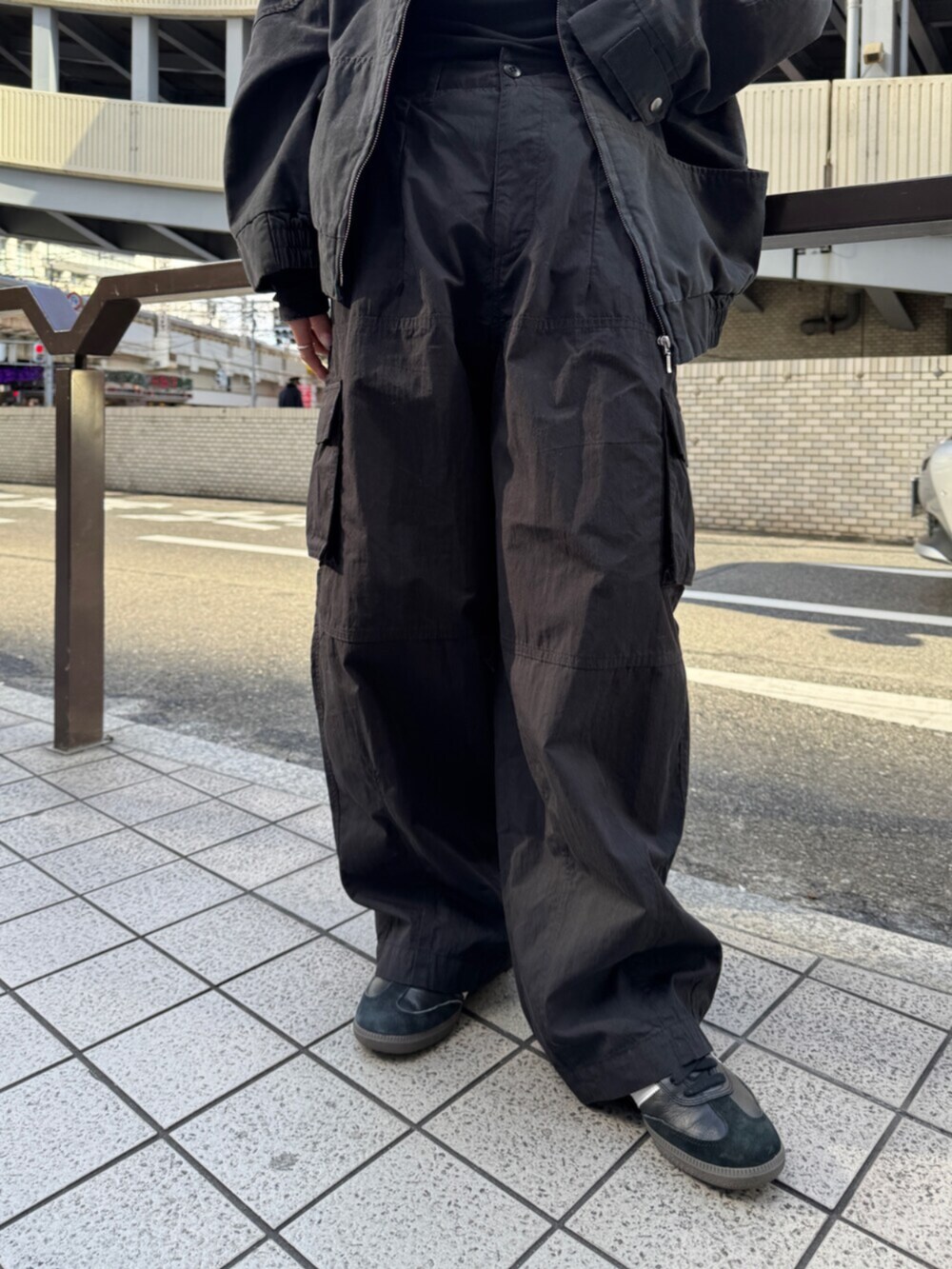 ブラック系のその他パンツ、グレー系のブルゾンを着用したレディースの冬コーディネートの8枚目の写真