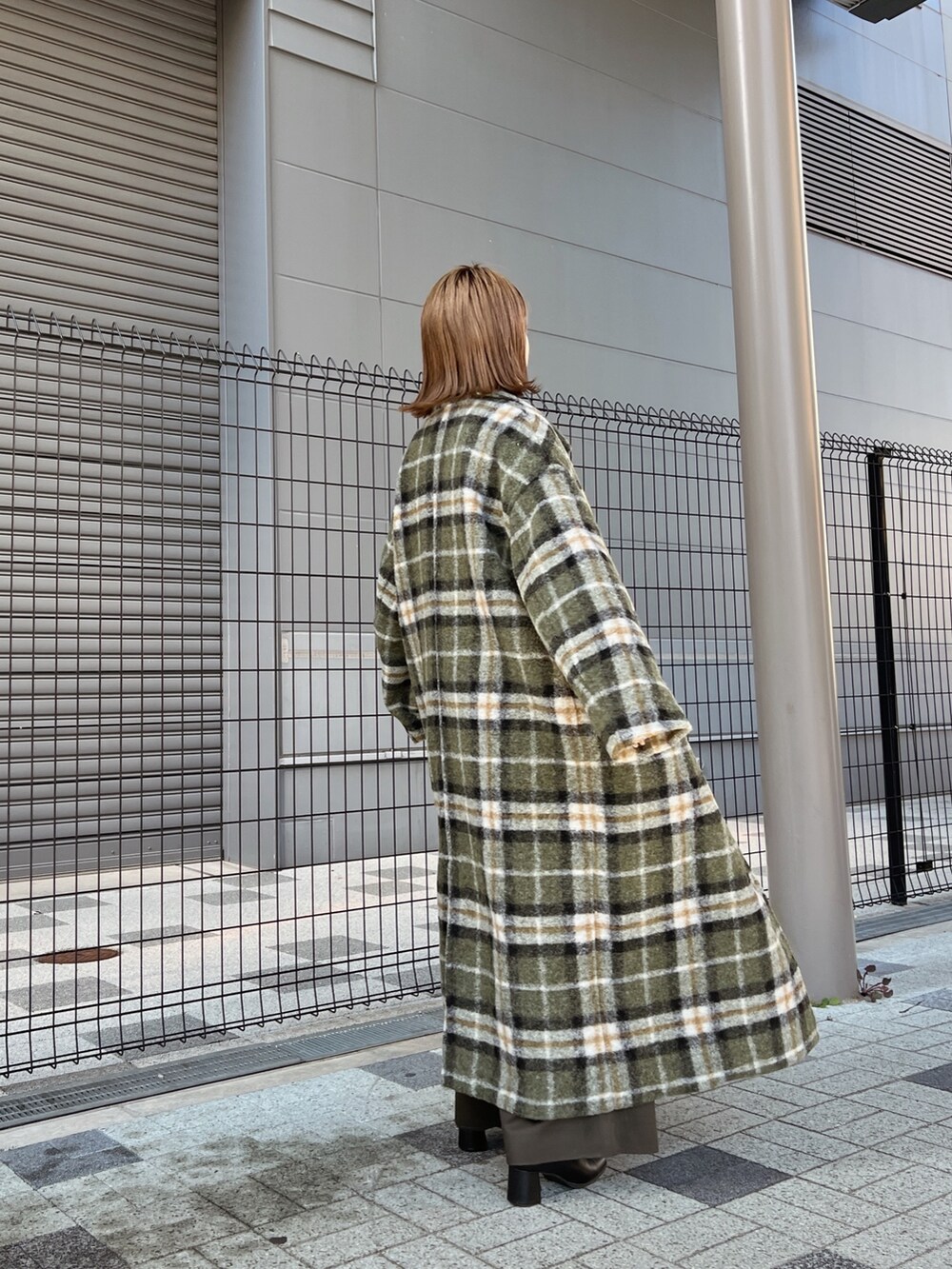 その他のチェスターコート、ブラック系のニット/セーター、グリーン系のその他パンツを着用したレディースの秋コーディネートの4枚目の写真