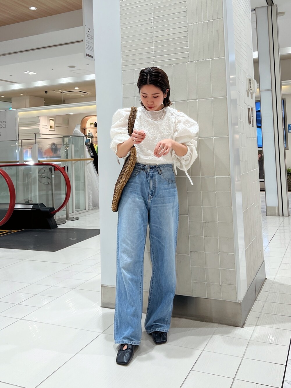 ホワイト系のシャツ/ブラウス、ブラウン系のトートバッグ、ブルー系のデニムパンツを着用したレディースの冬コーディネートの2枚目の写真