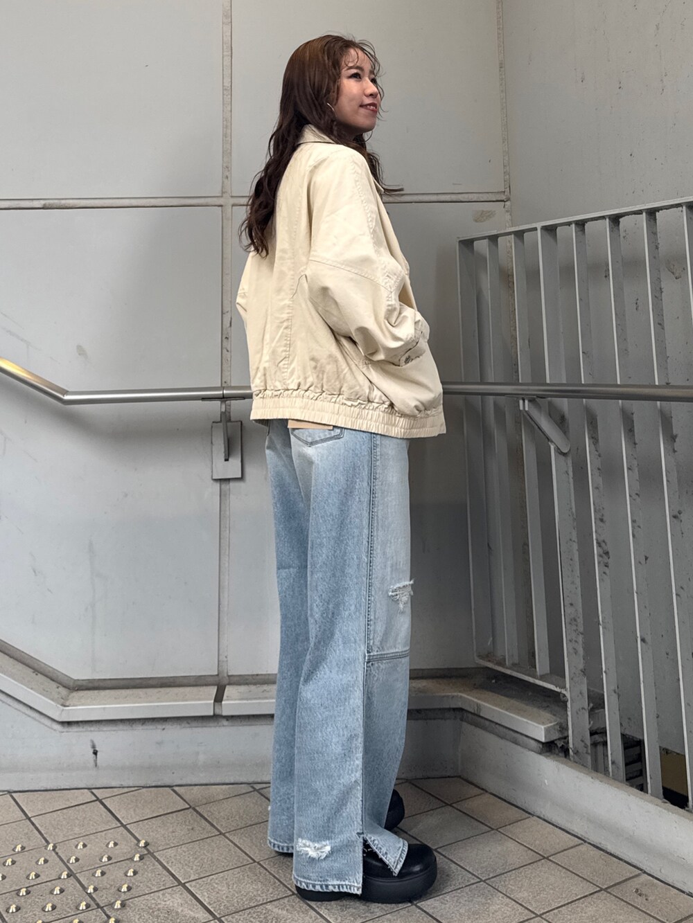 ブルー系のデニムパンツ、ベージュ系のブルゾン、ホワイト系のTシャツ/カットソーを着用したレディースの冬コーディネートの6枚目の写真