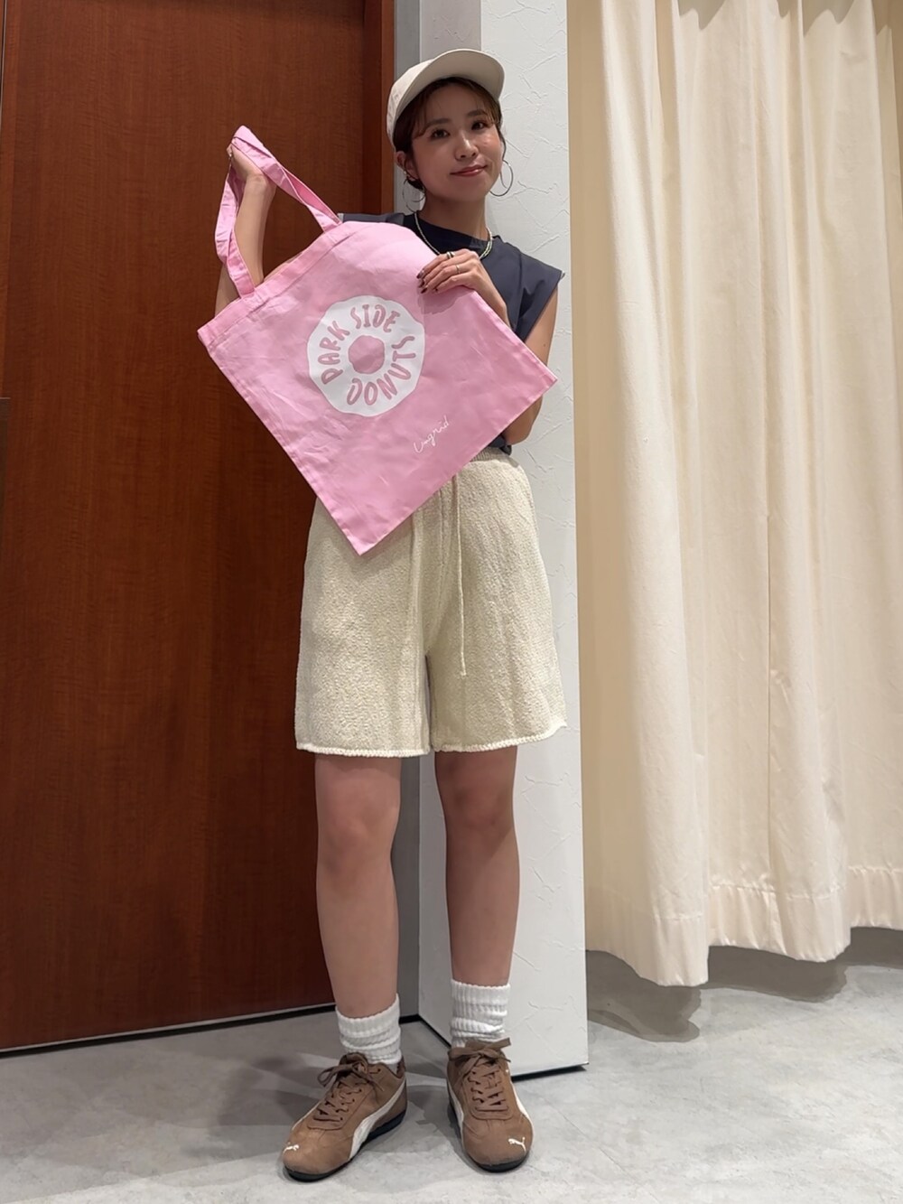グレー系のタンクトップ、ホワイト系のその他パンツ、ピンク系のトートバッグを着用したレディースの春コーディネートの7枚目の写真