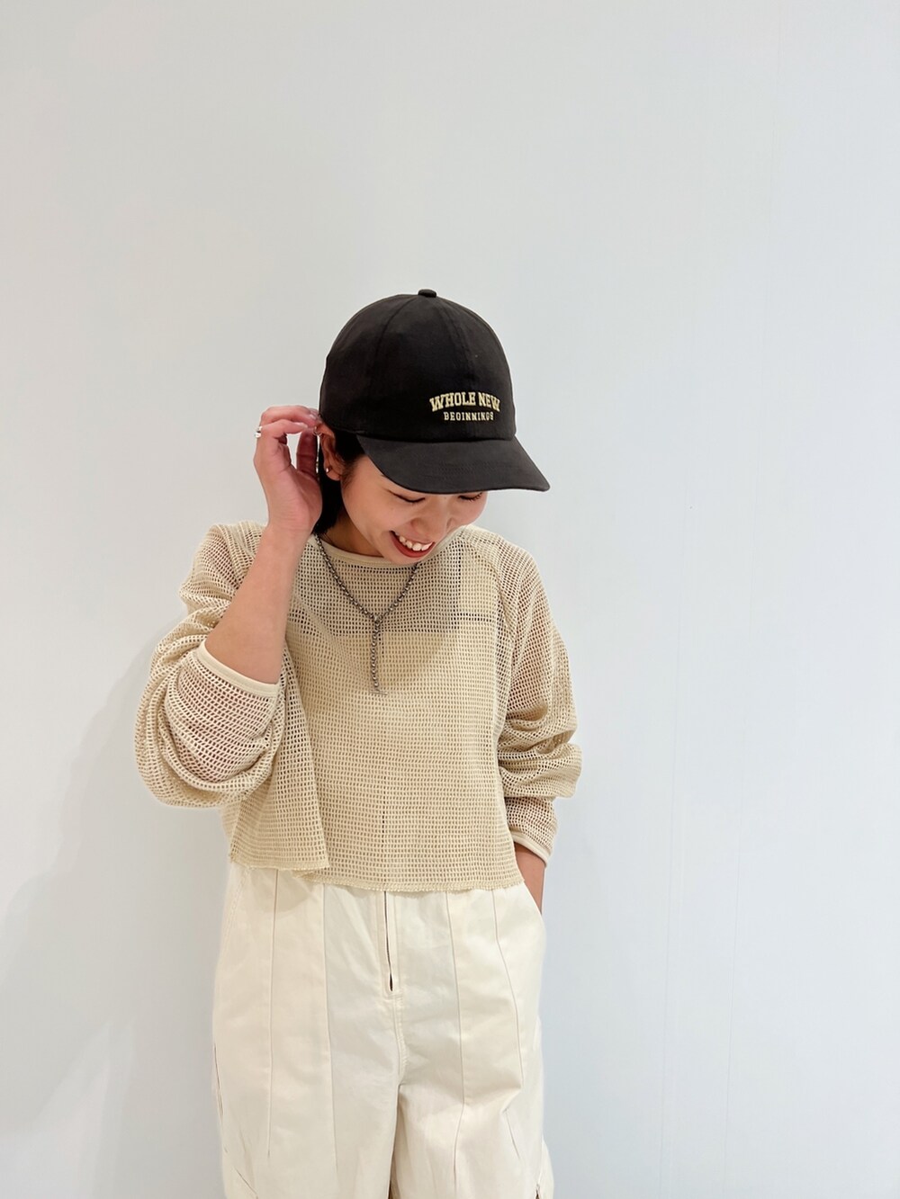 ホワイト系のつなぎ/オールインワン、ホワイト系のTシャツ/カットソー、グレー系のキャップを着用したレディースの春コーディネートの7枚目の写真