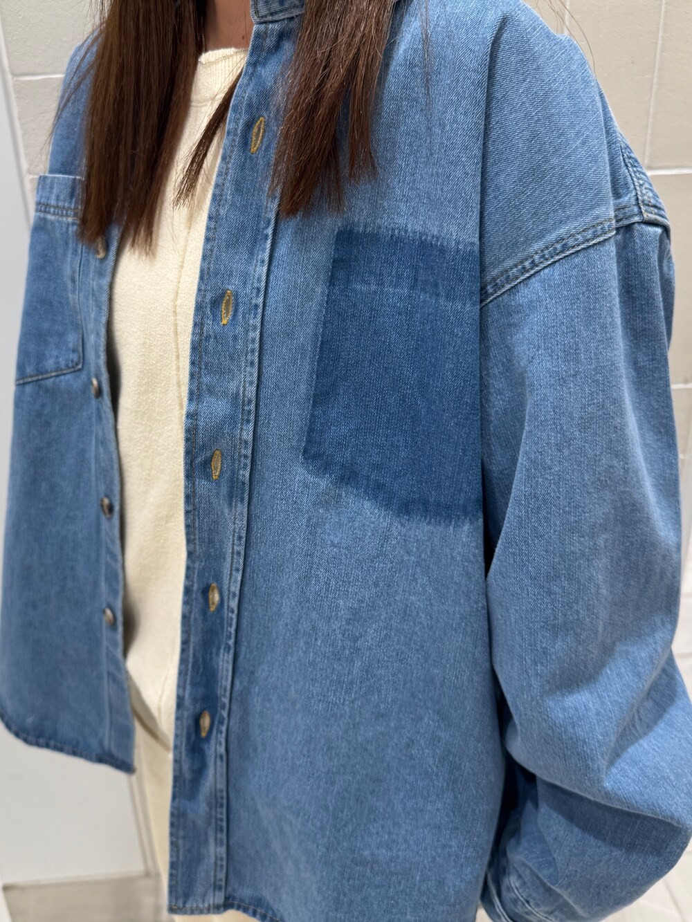 ホワイト系のニット/セーター、ホワイト系のその他パンツ、ブルー系のシャツ/ブラウスを着用したレディースの冬コーディネートの6枚目の写真