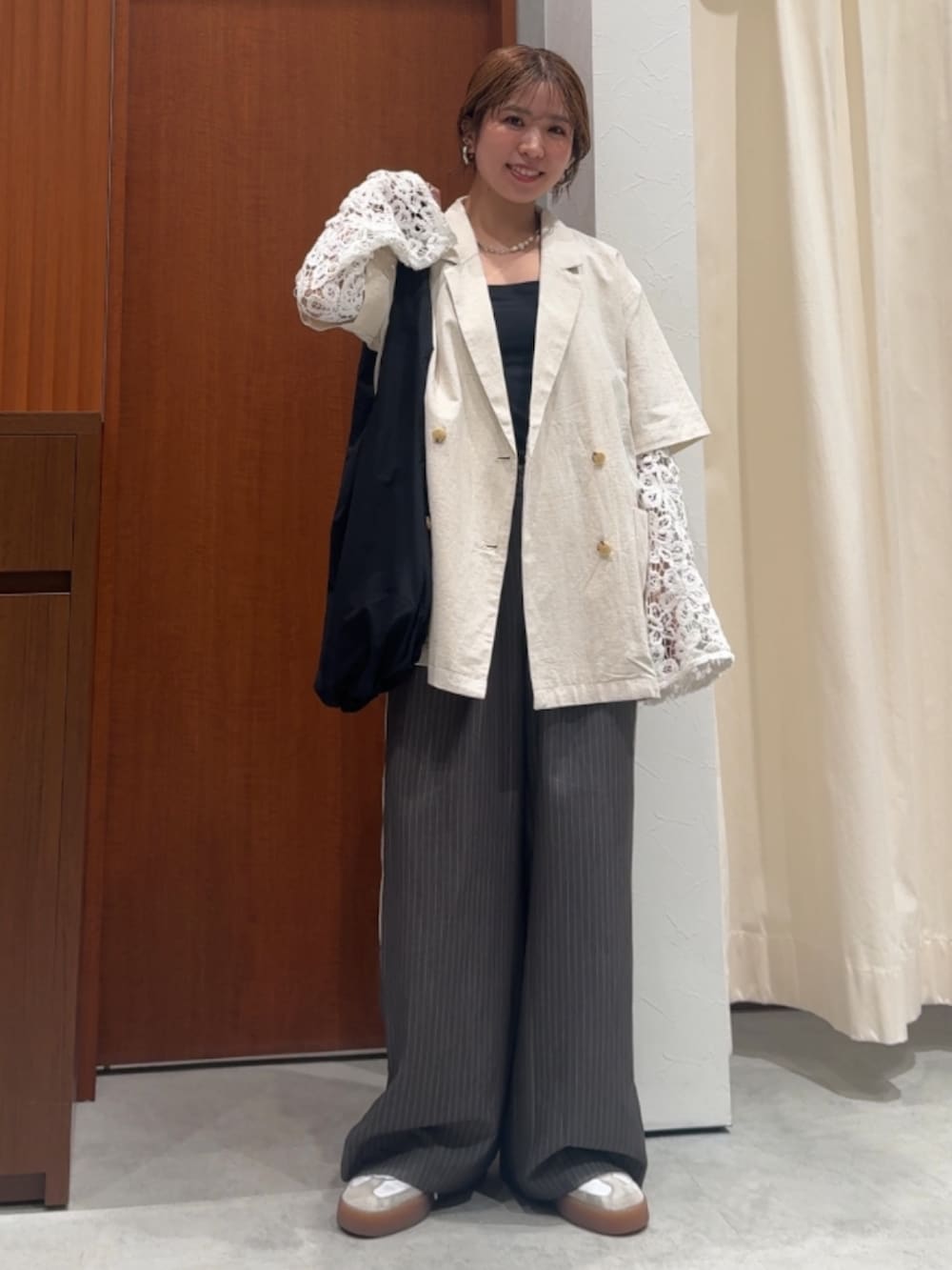 ホワイト系のシャツ/ブラウス、ホワイト系のシャツ/ブラウス、グレー系のその他パンツを着用したレディースの春コーディネートの2枚目の写真