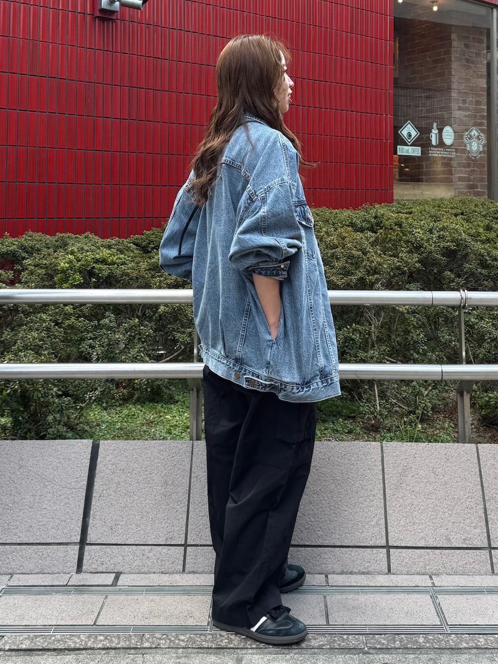 ブラック系のその他パンツ、ブルー系のデニムジャケット、ホワイト系のTシャツ/カットソーを着用したレディースの冬コーディネートの3枚目の写真