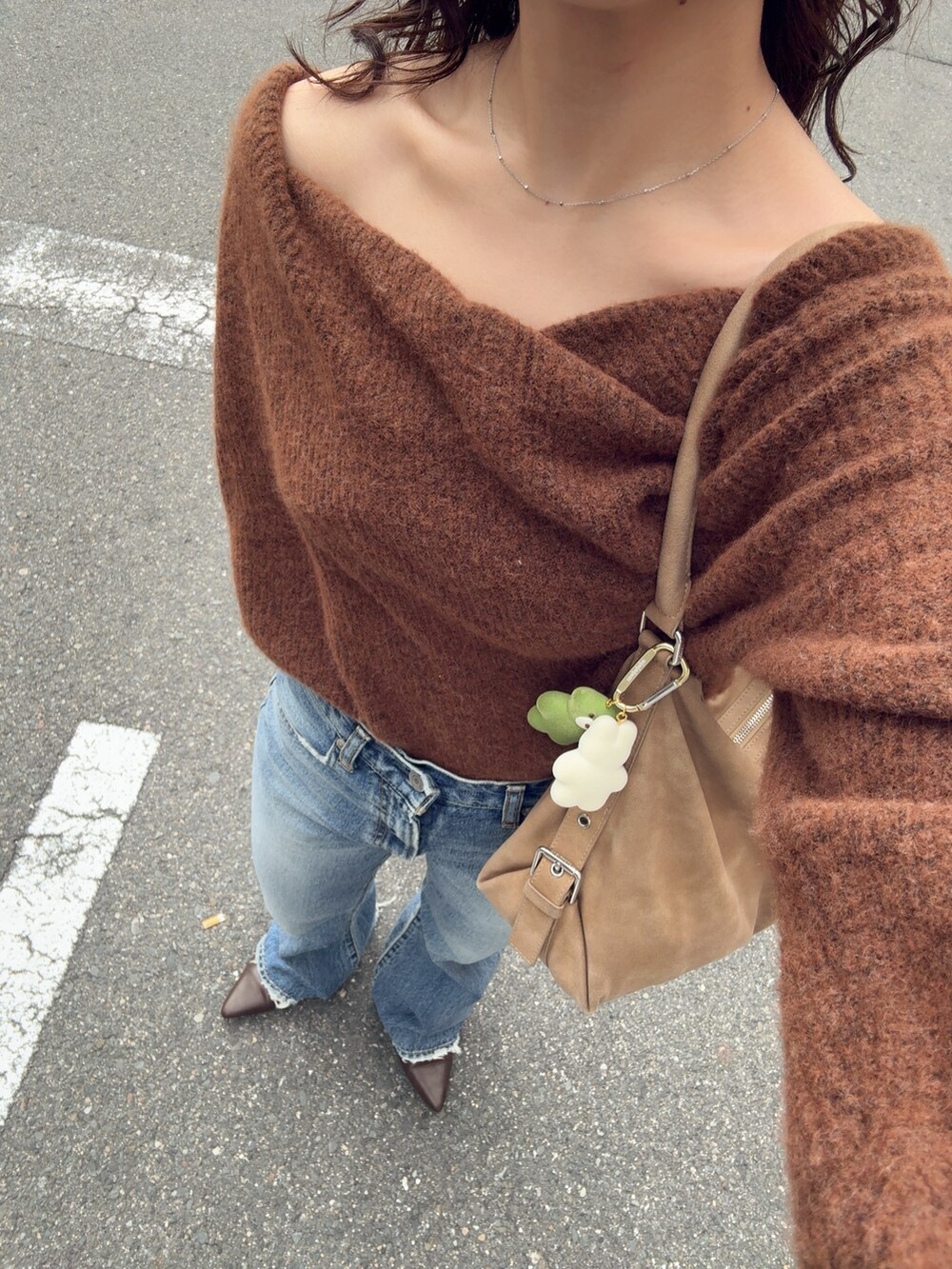 ブルー系のデニムパンツ、ブラウン系のブーツ、ブラウン系のニット/セーターを着用したレディースの秋コーディネートの10枚目の写真