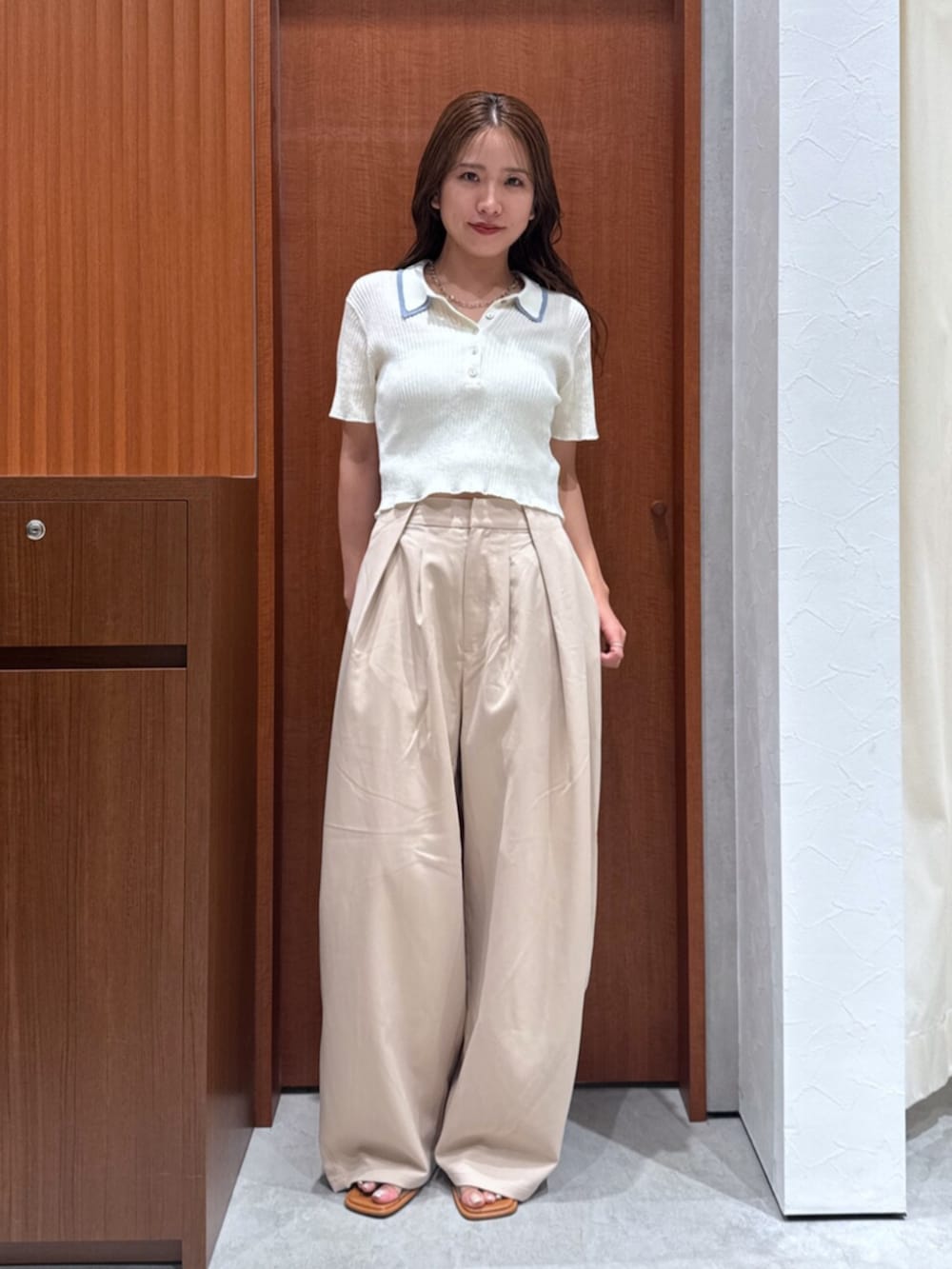 その他のサンダル、ホワイト系のニット/セーター、ベージュ系のその他パンツを着用したレディースの夏コーディネートの2枚目の写真