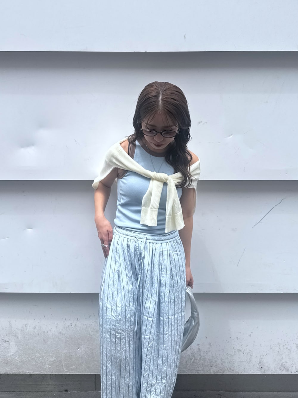ブルー系のその他パンツ、ブルー系のタンクトップ、ホワイト系のニット/セーターを着用したレディースの夏コーディネートの7枚目の写真